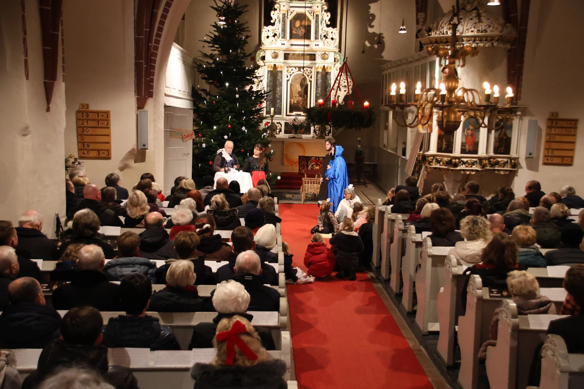 Christvesper mit Krippenspiel von Erwachsenen  (Bild vergr&ouml;&szlig;ern)