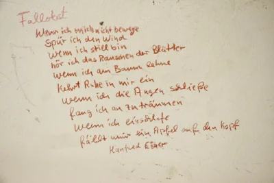 Vorschaubild: Gedicht von Manfred Eisner an der Wand der Scheune