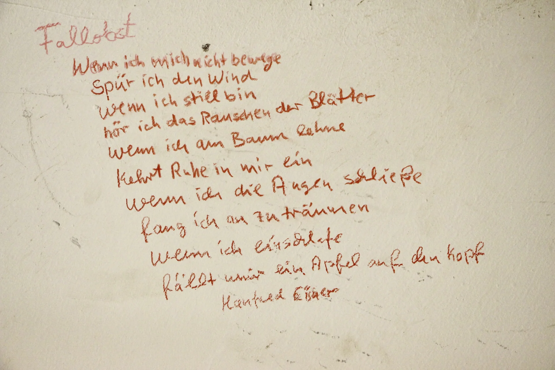 Bild: Gedicht von Manfred Eisner an der Wand der Scheune