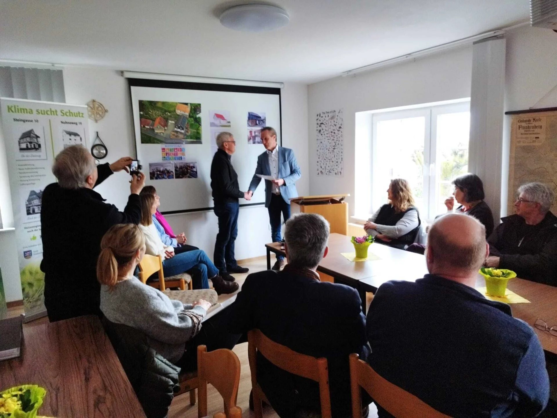Landrat van der Horst &uuml;bergibt Zuwendungsbescheid 11.02.2026  (Bild vergr&ouml;&szlig;ern)