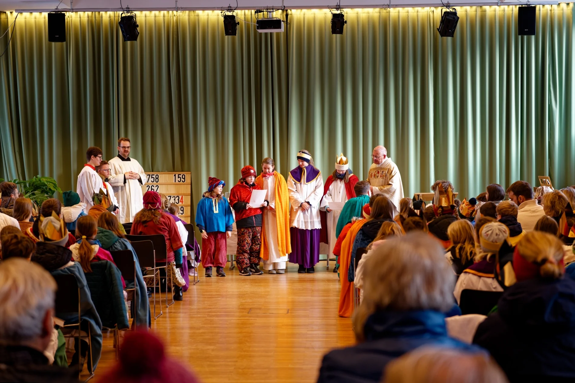 Sternsinger tragen ihre Bitten vor. 