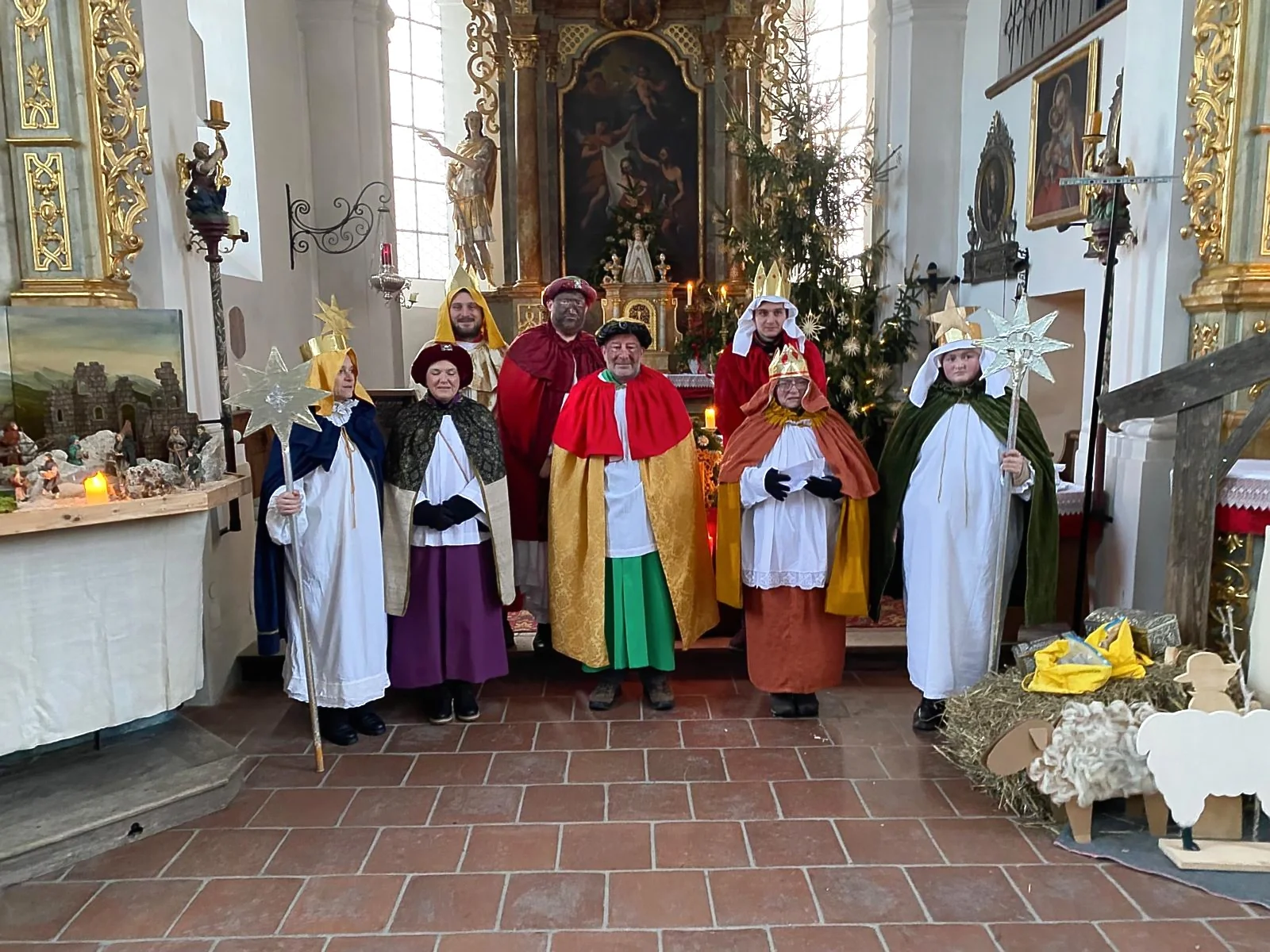 Die "gro&szlig; und alt" gewordenen Sternsinger in St.Johannes d.T. 