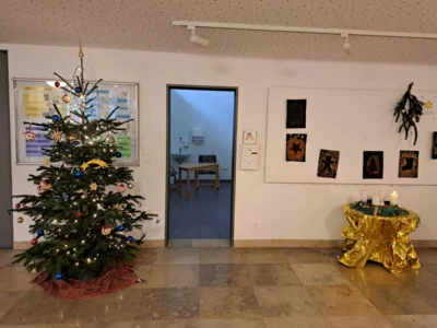 Vorschaubild: weihnachtliche Eingangshalle