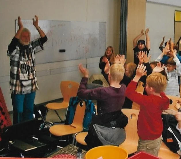 Bild: Anton Lang stellt das Projekt im Gymnasium Mainz-Oberstadt vor