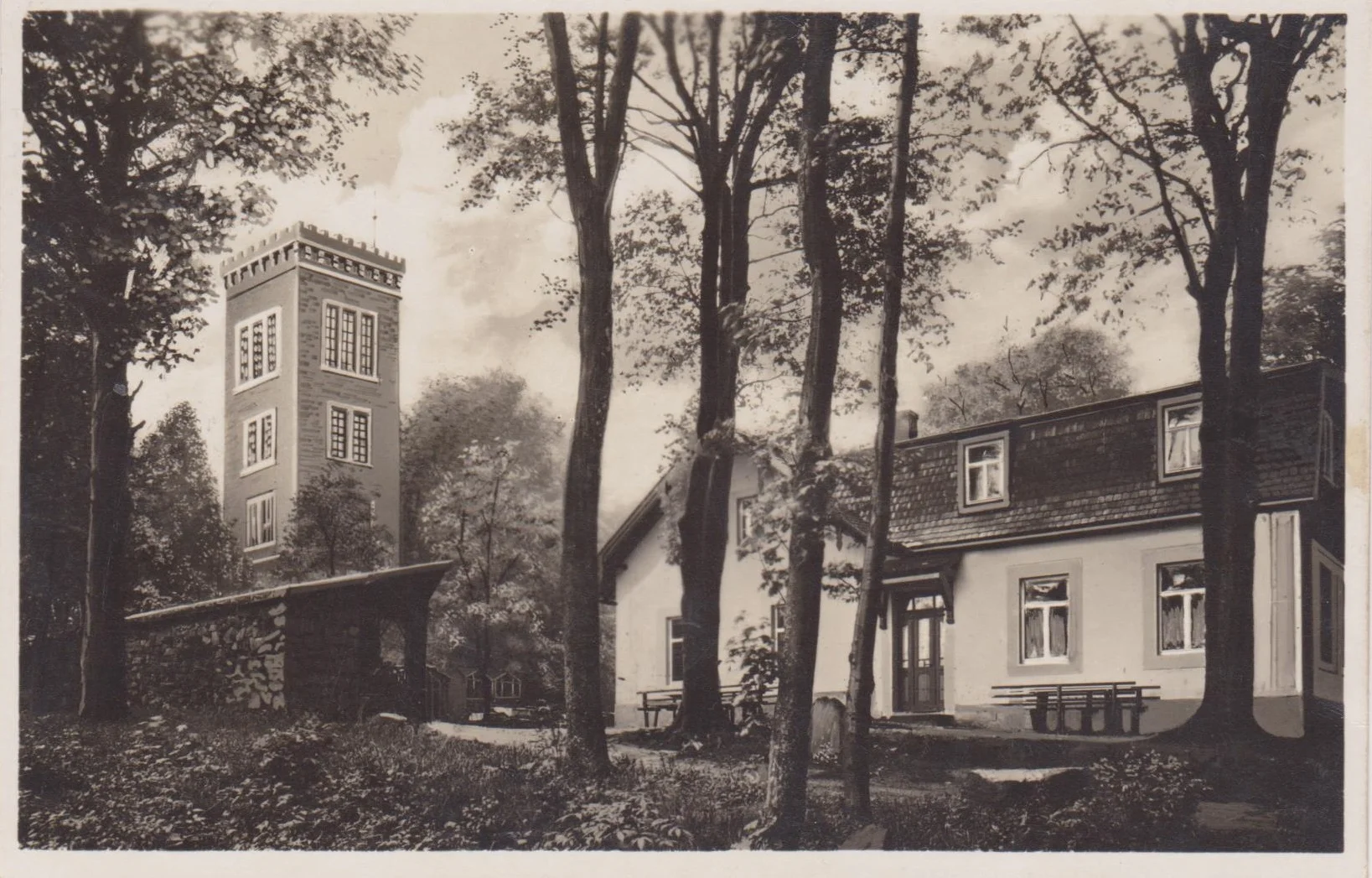 Bild: Valtenbergturm mit Baude (Sächs Lichtbildnerei, Inh Fritz Matthias, Dres 1930)