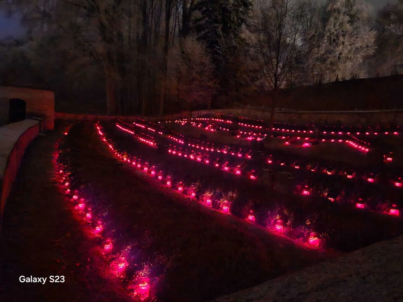 Bild: Licherglanz Soldatenfriedhof Gmund Weihnachten 2025