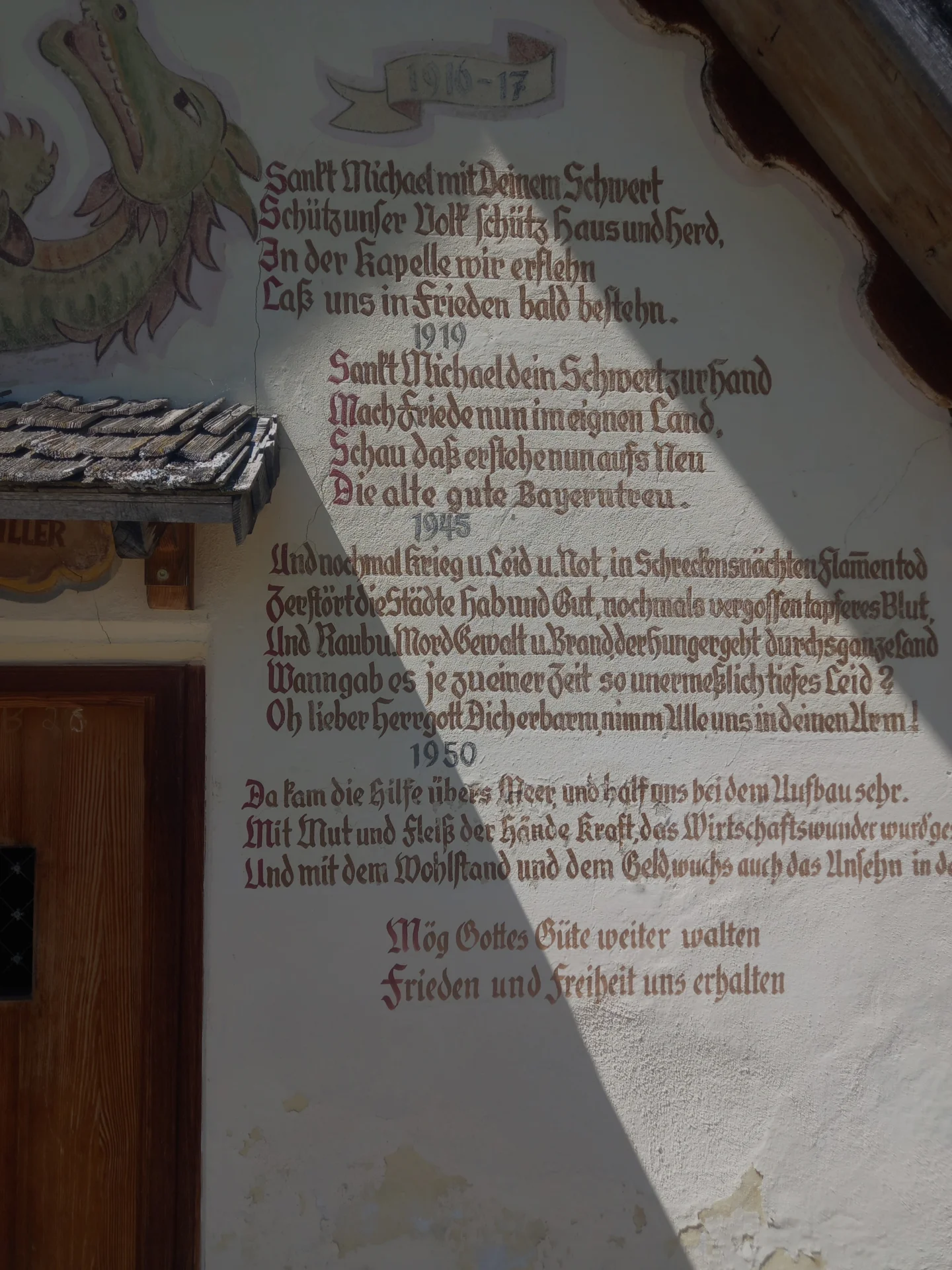 Bild: Beschriftung Kriegerkapelle in Holz rechts