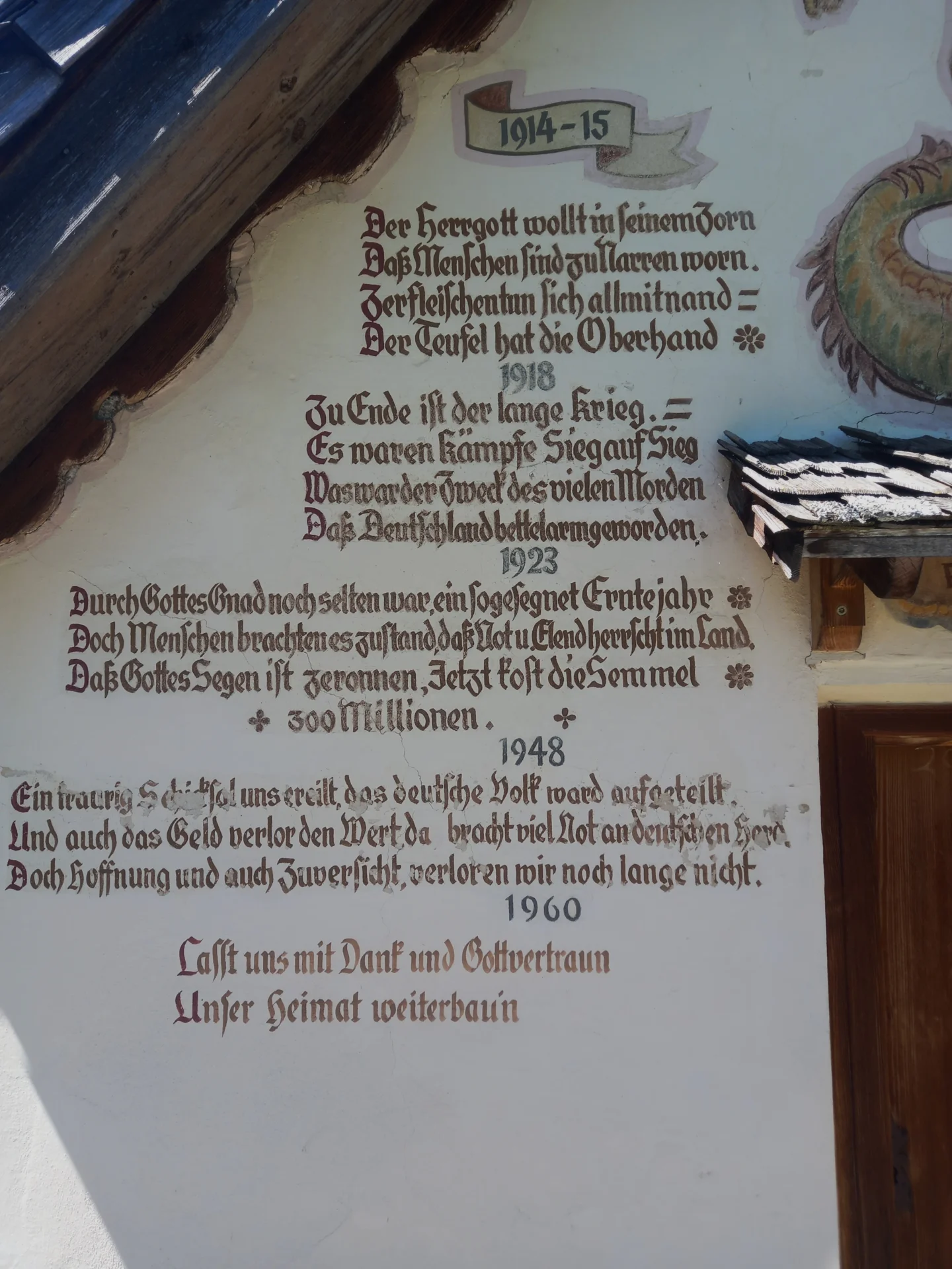 Bild: Beschriftung Kriegerkapelle in Holz links