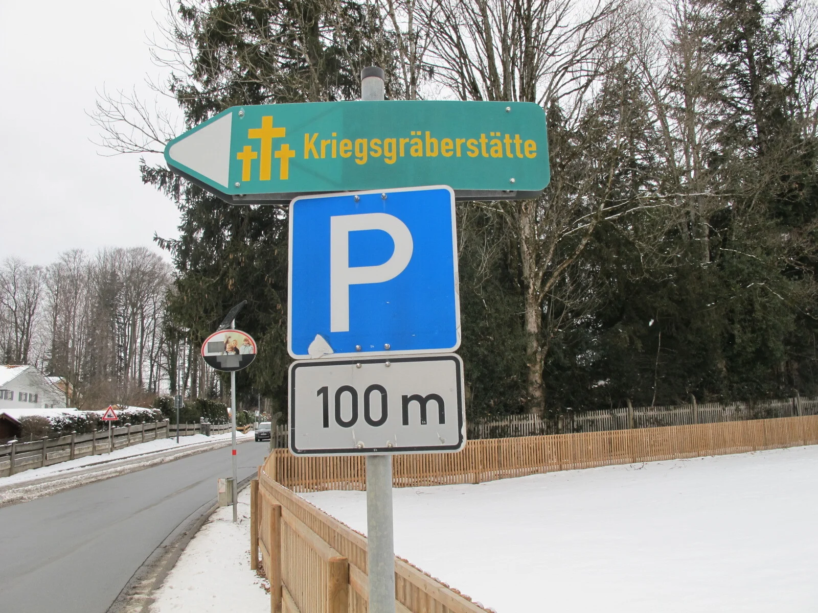 Bild: Soldatenfriedhof Gmund-Wegweiser zum Friedesweg