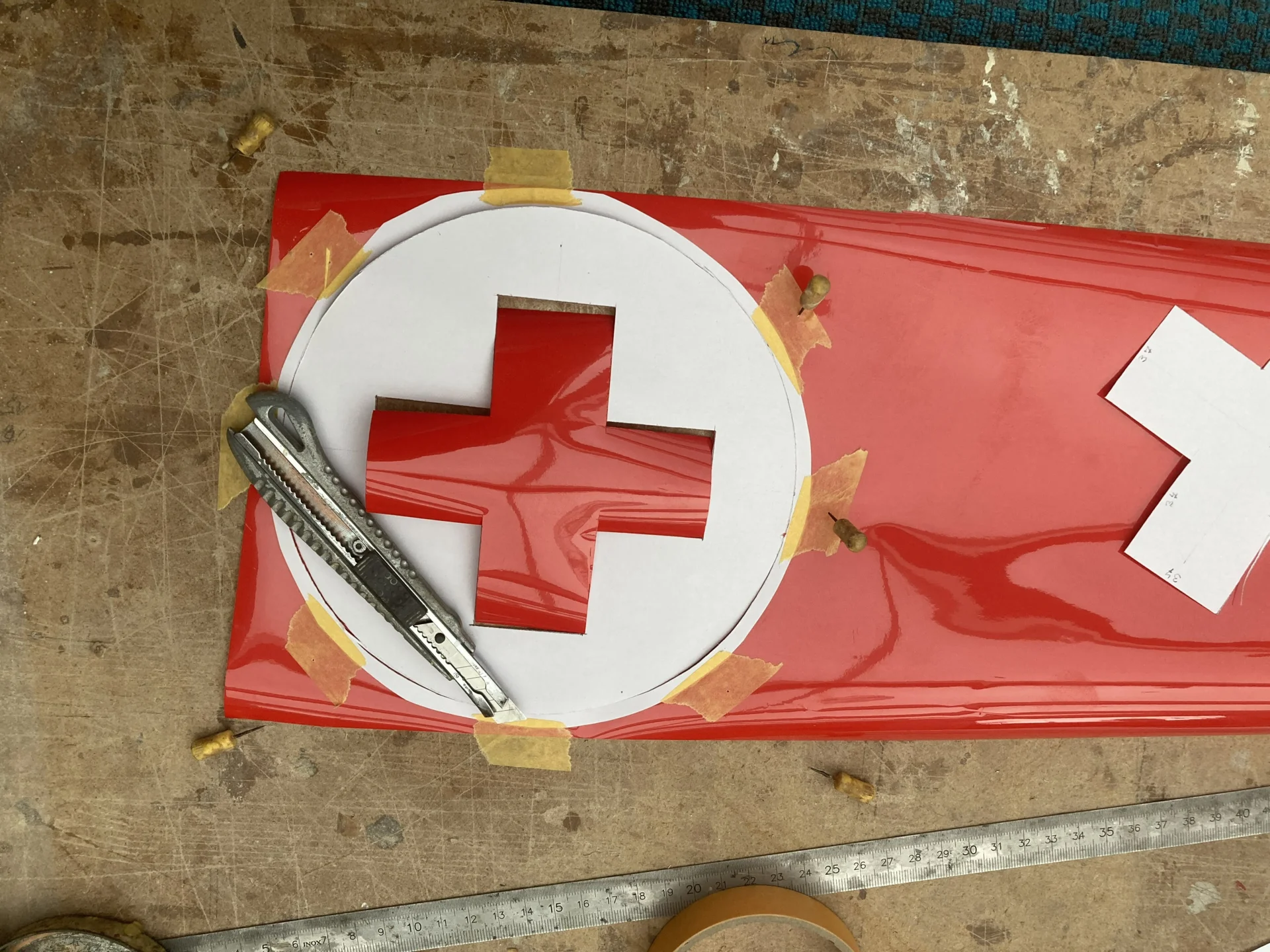 Das Kreuz mit dem Kreuz  (Bild vergr&ouml;&szlig;ern)