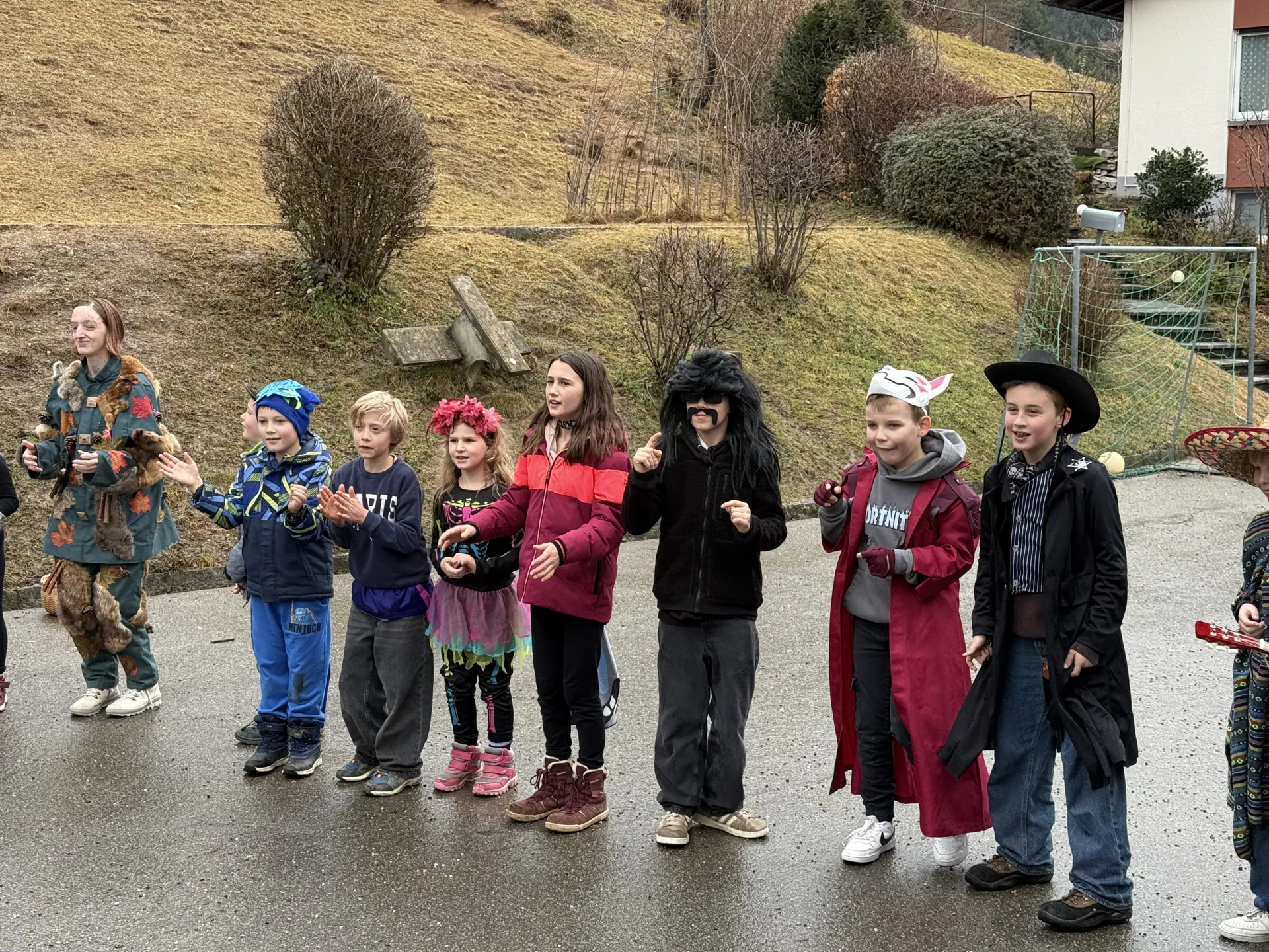 Foto der Galerie: Fasnacht in der Schule mit Grabedierer und Wälder Chnorzi