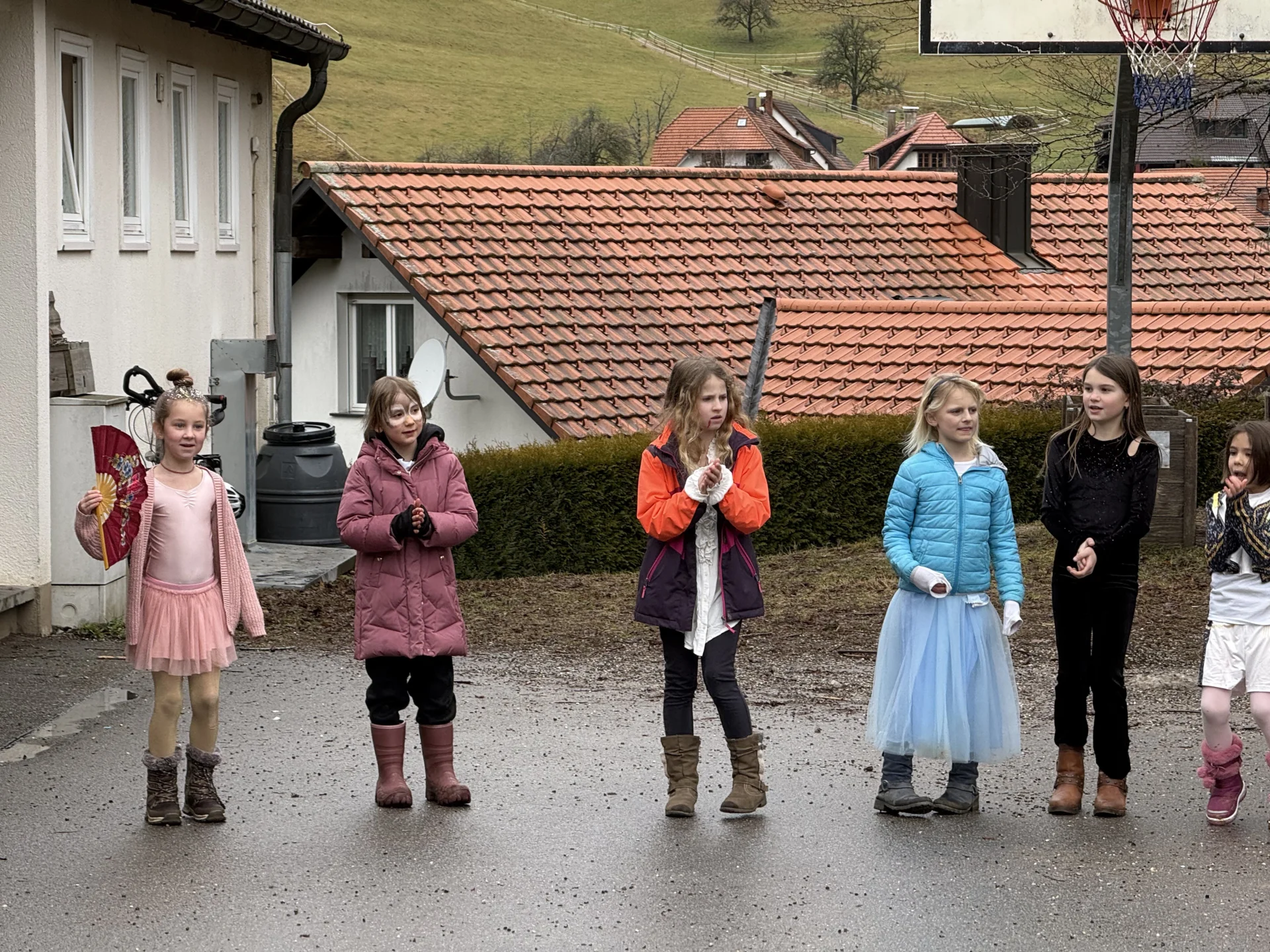 Foto der Galerie: Fasnacht in der Schule mit Grabedierer und Wälder Chnorzi