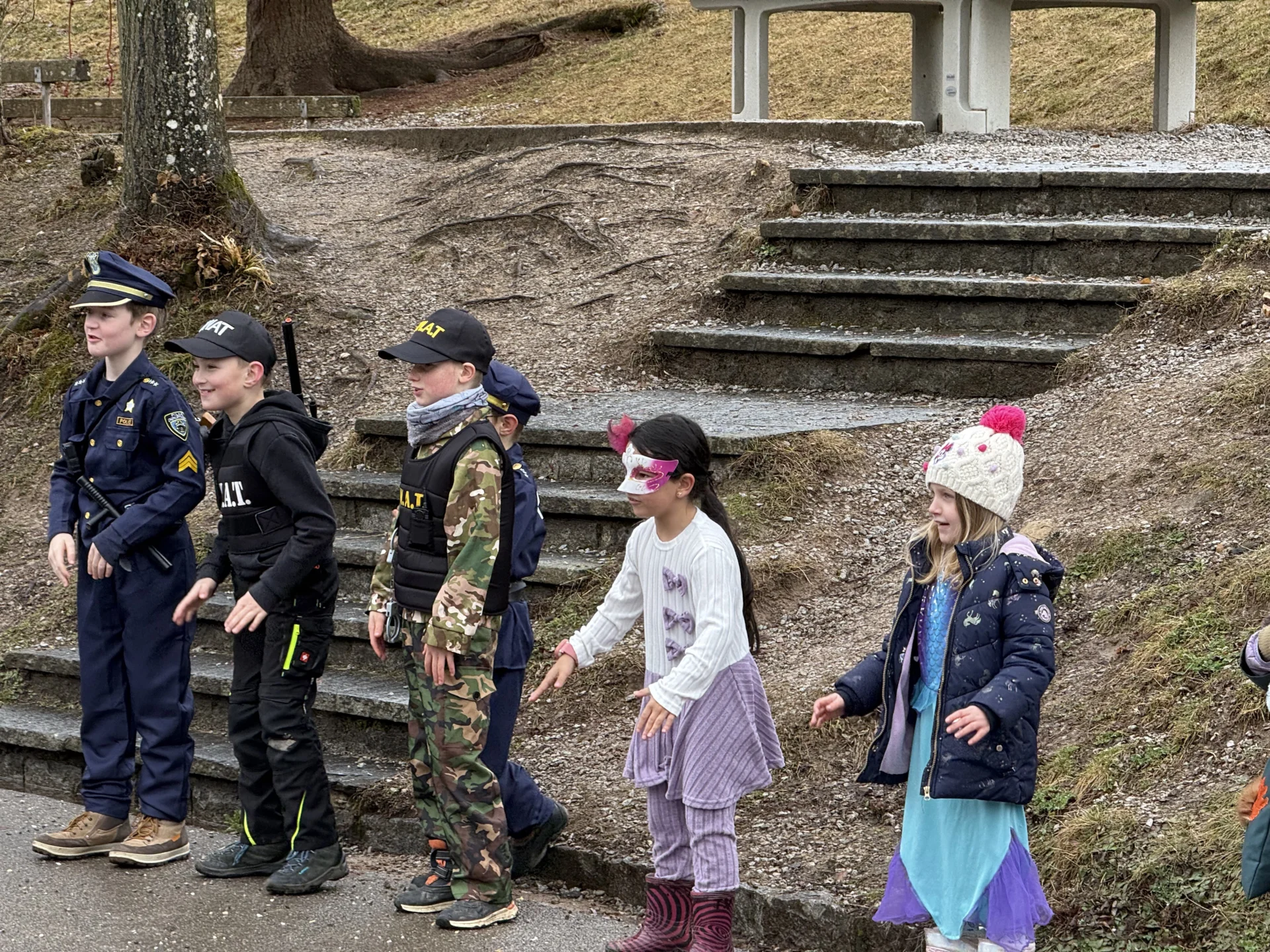 Foto der Galerie: Fasnacht in der Schule mit Grabedierer und Wälder Chnorzi