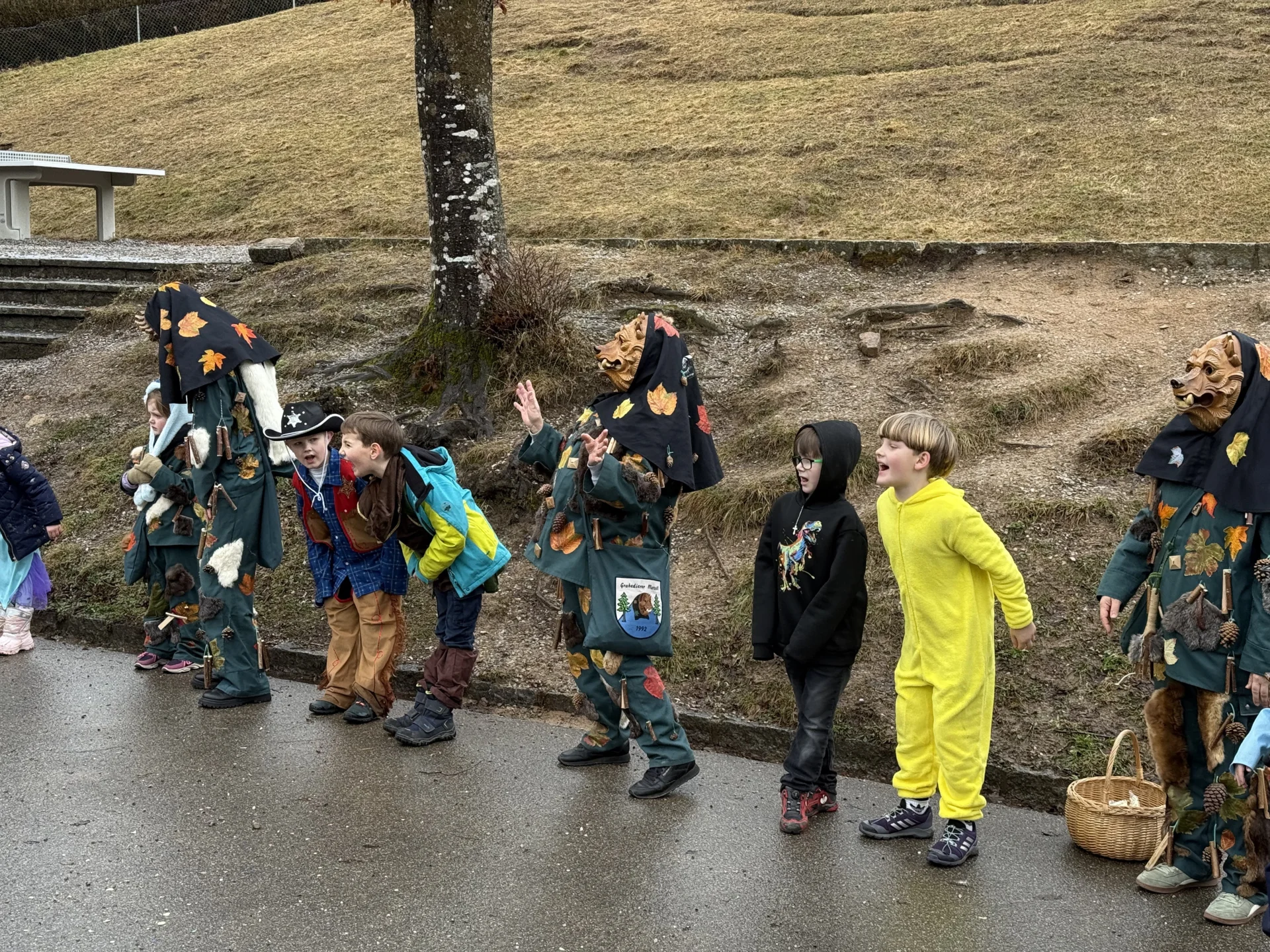Foto der Galerie: Fasnacht in der Schule mit Grabedierer und Wälder Chnorzi