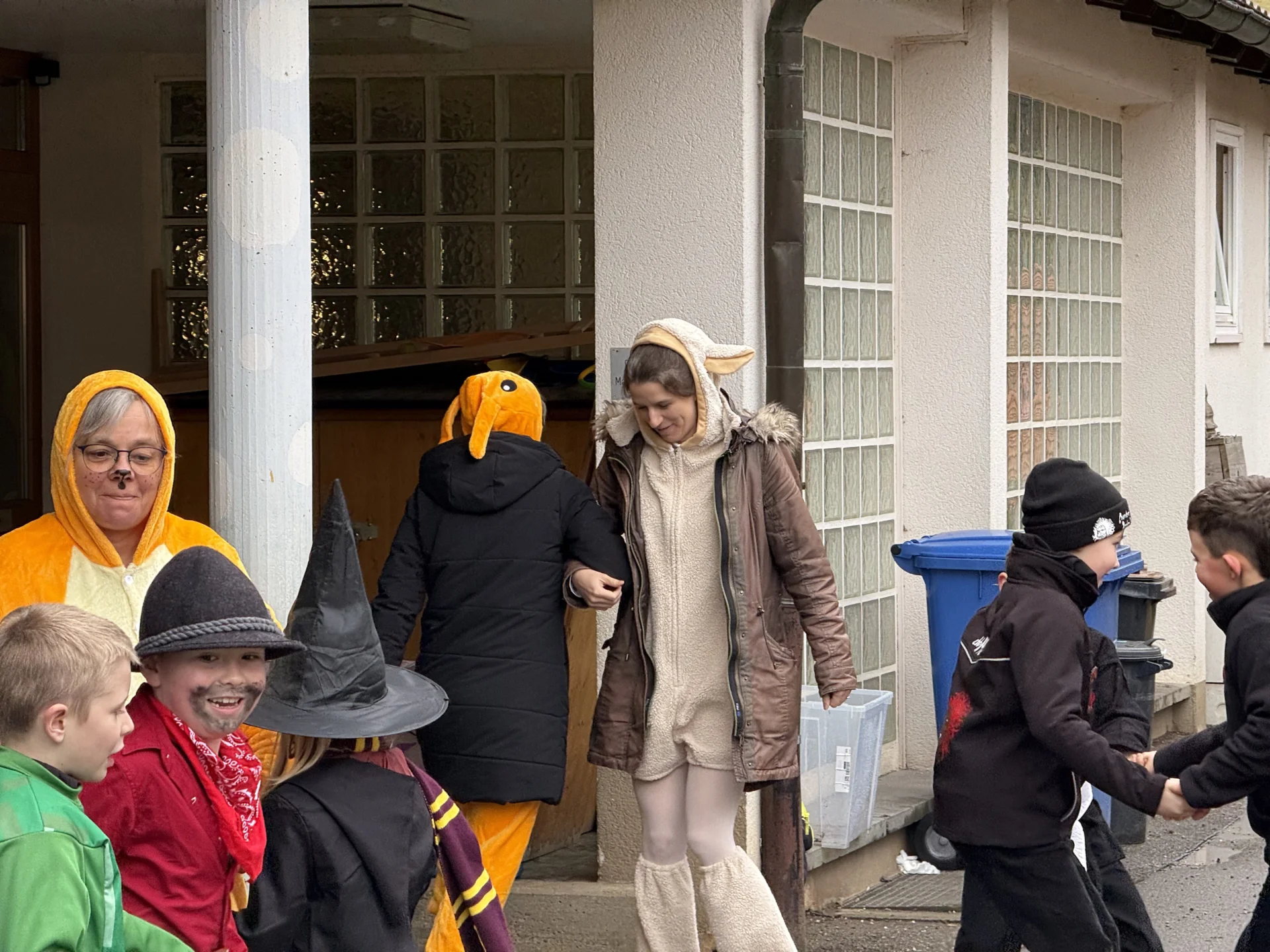Foto der Galerie: Fasnacht in der Schule mit Grabedierer und Wälder Chnorzi