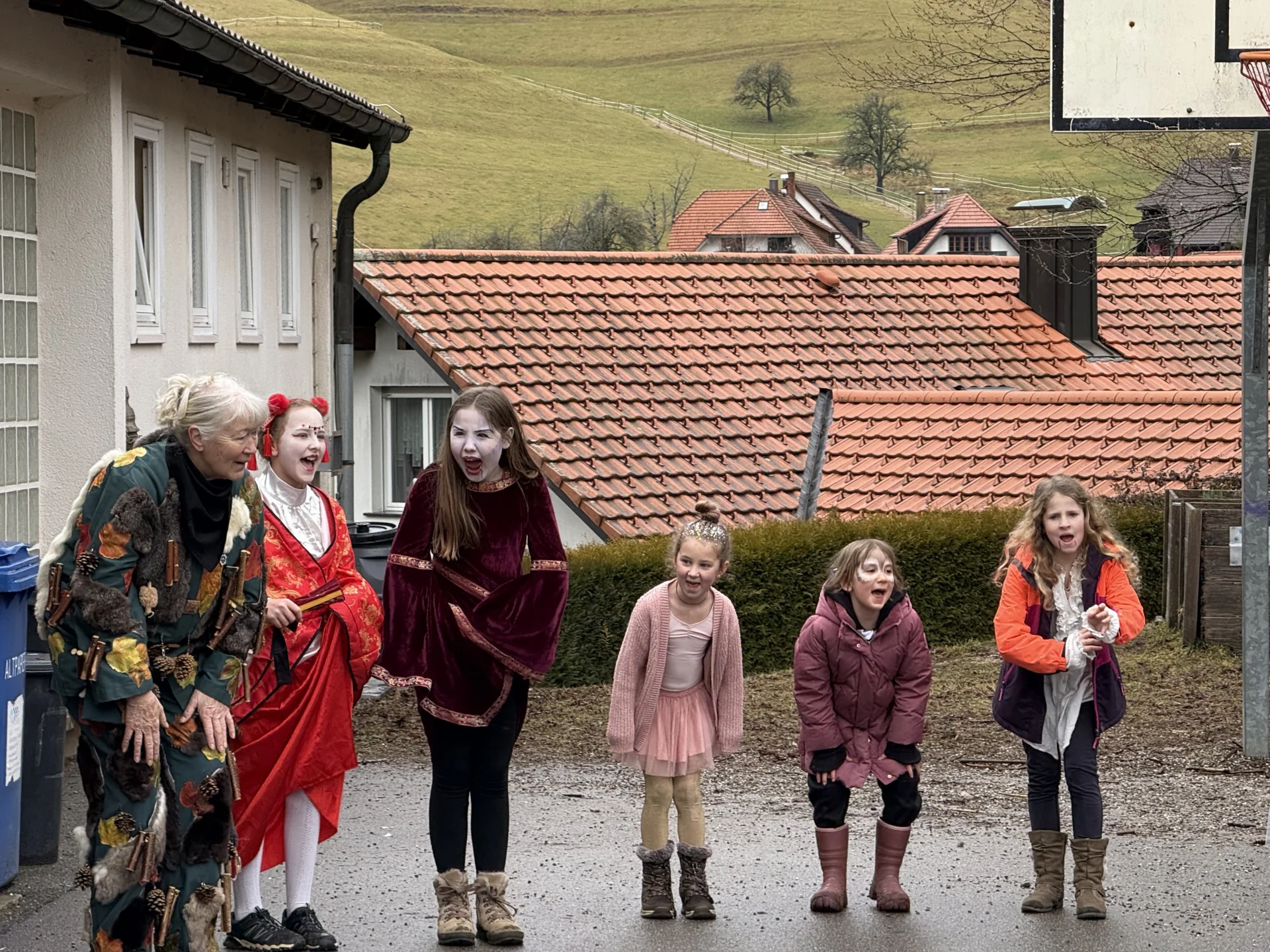 Foto der Galerie: Fasnacht in der Schule mit Grabedierer und Wälder Chnorzi