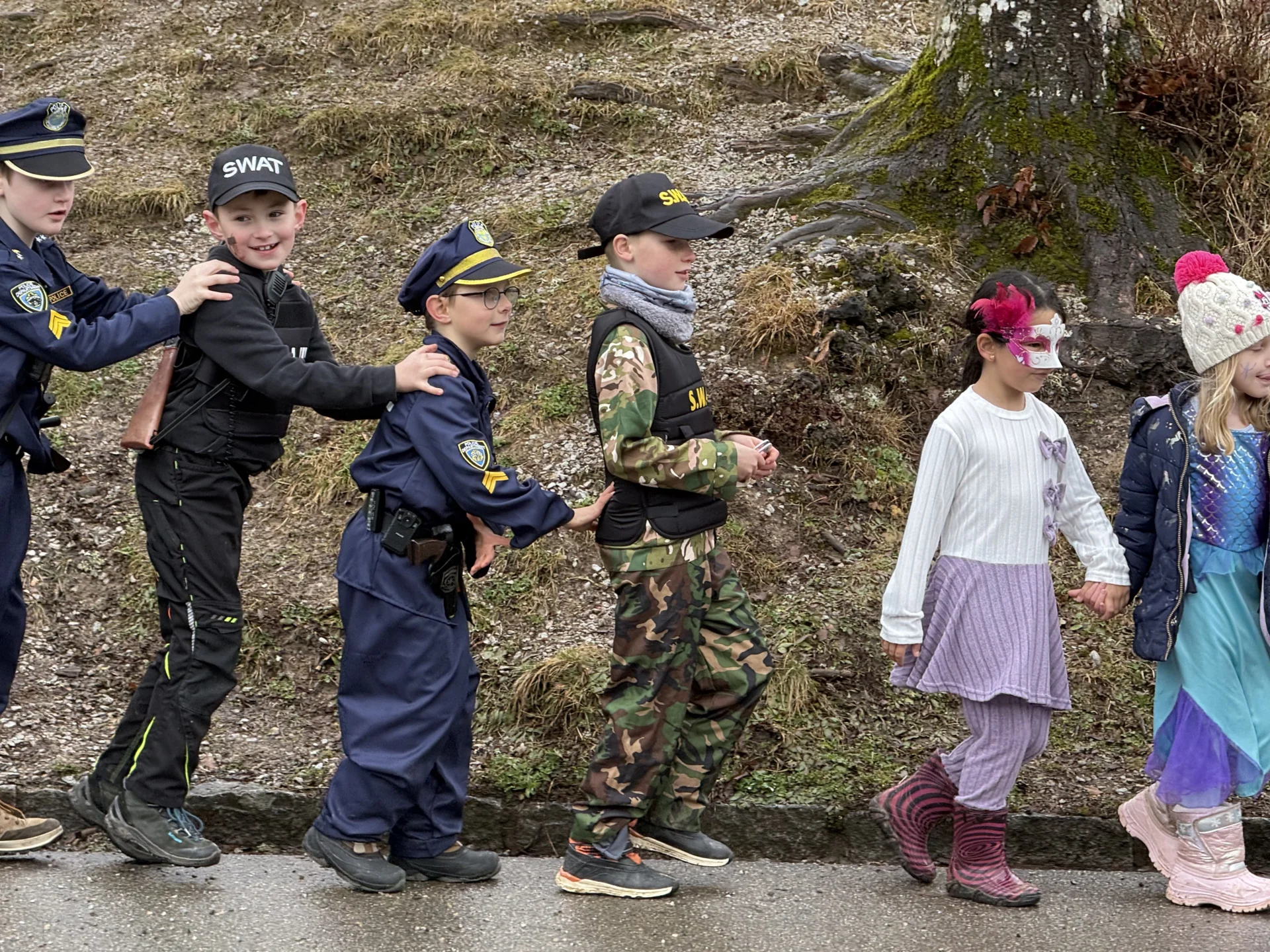 Foto der Galerie: Fasnacht in der Schule mit Grabedierer und Wälder Chnorzi