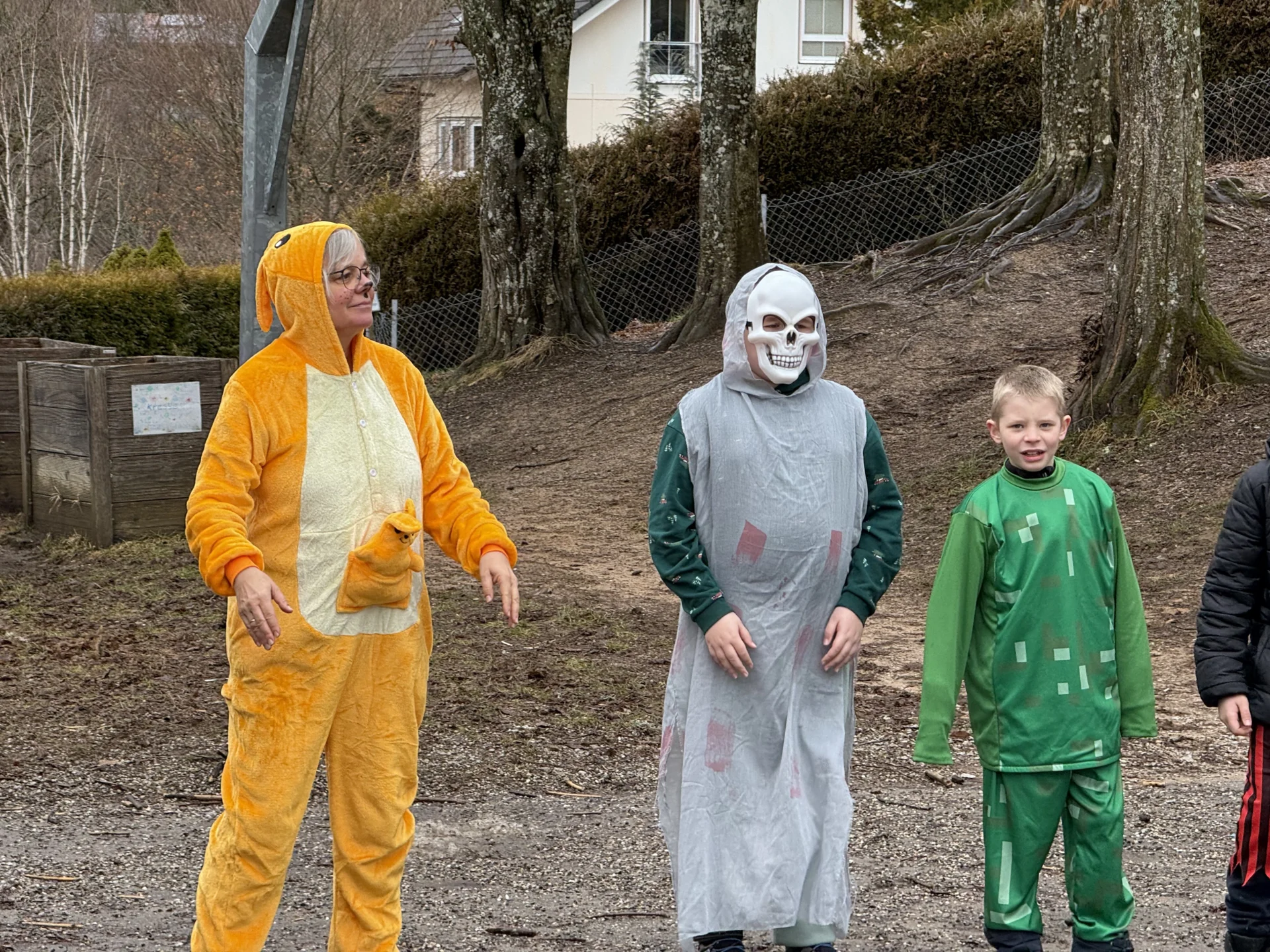 Foto der Galerie: Fasnacht in der Schule mit Grabedierer und Wälder Chnorzi