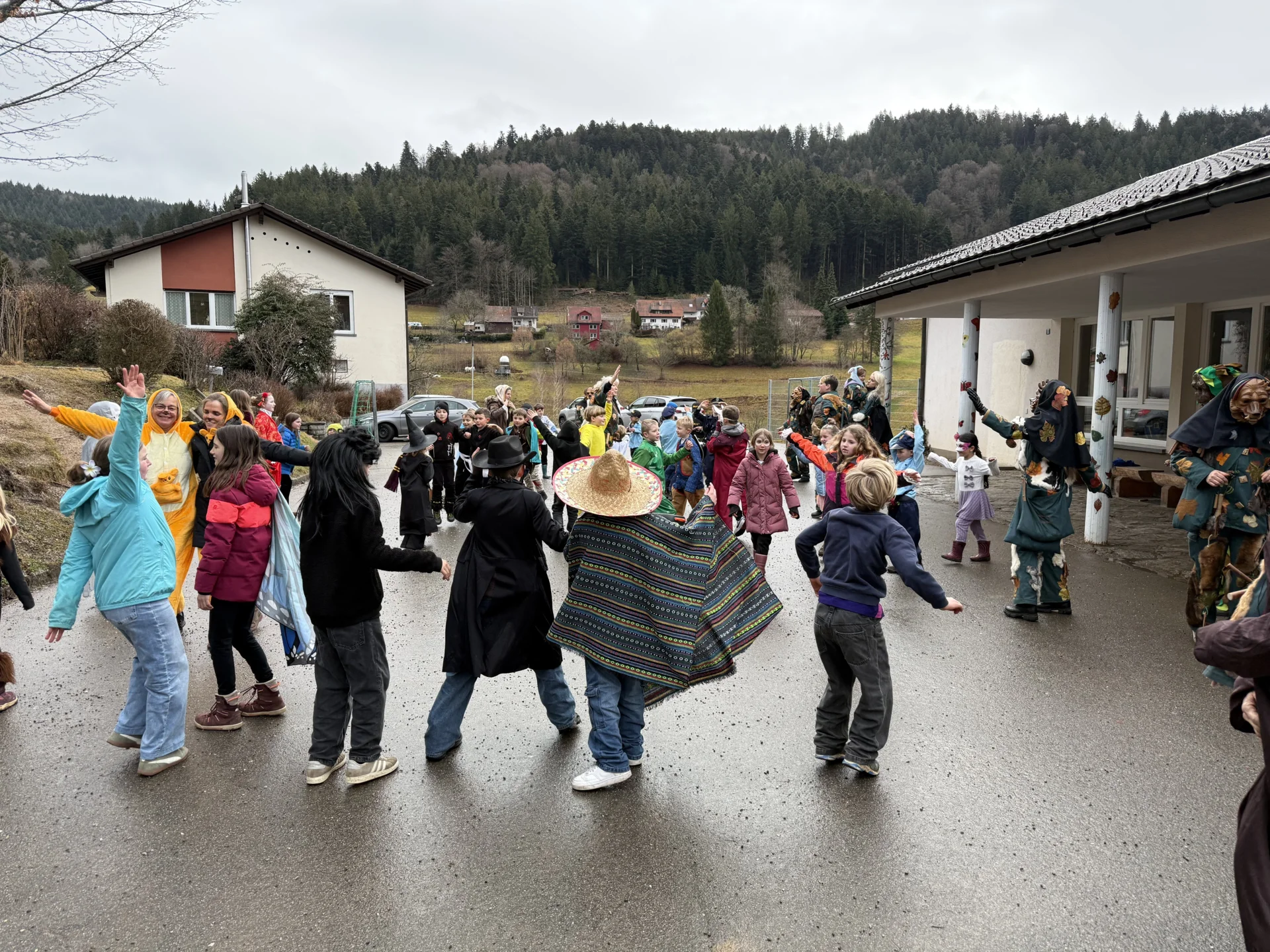 Foto der Galerie: Fasnacht in der Schule mit Grabedierer und Wälder Chnorzi