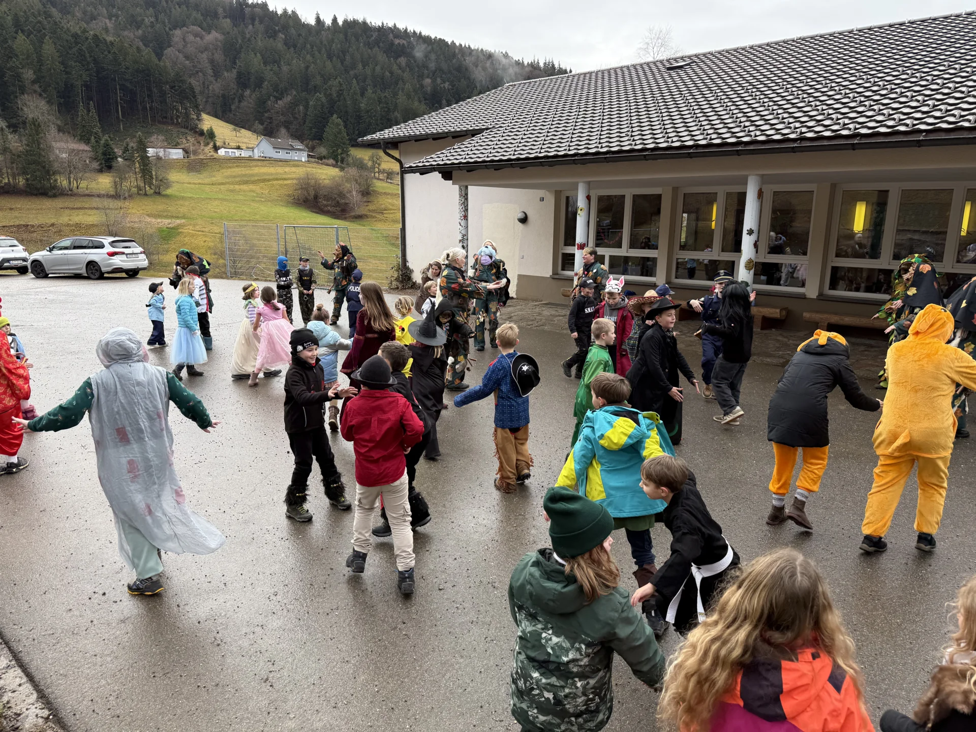 Foto der Galerie: Fasnacht in der Schule mit Grabedierer und Wälder Chnorzi