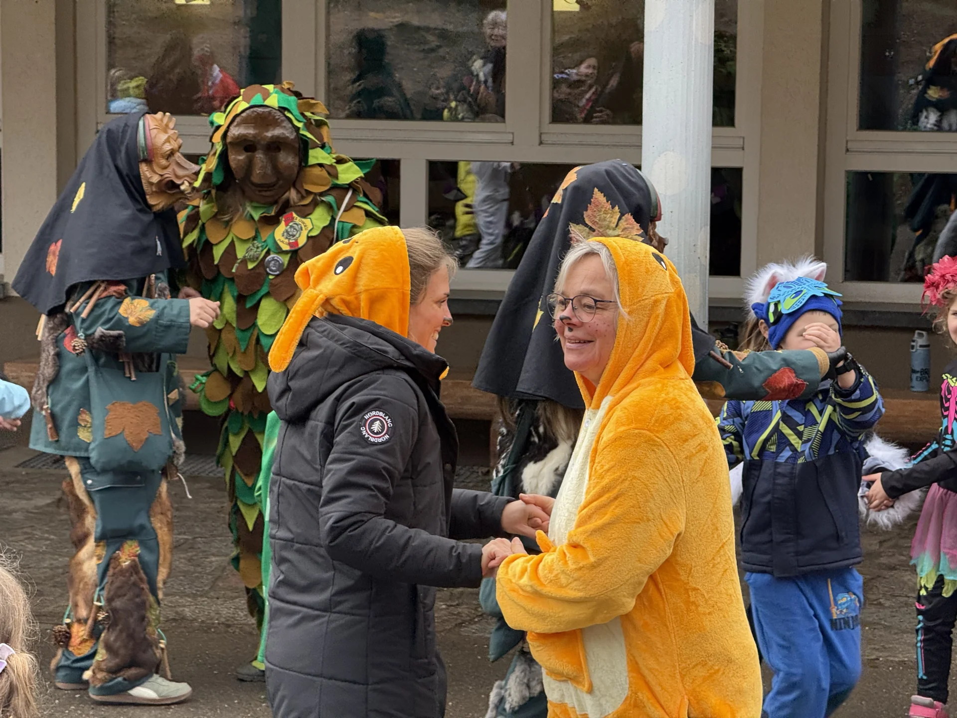 Foto der Galerie: Fasnacht in der Schule mit Grabedierer und Wälder Chnorzi