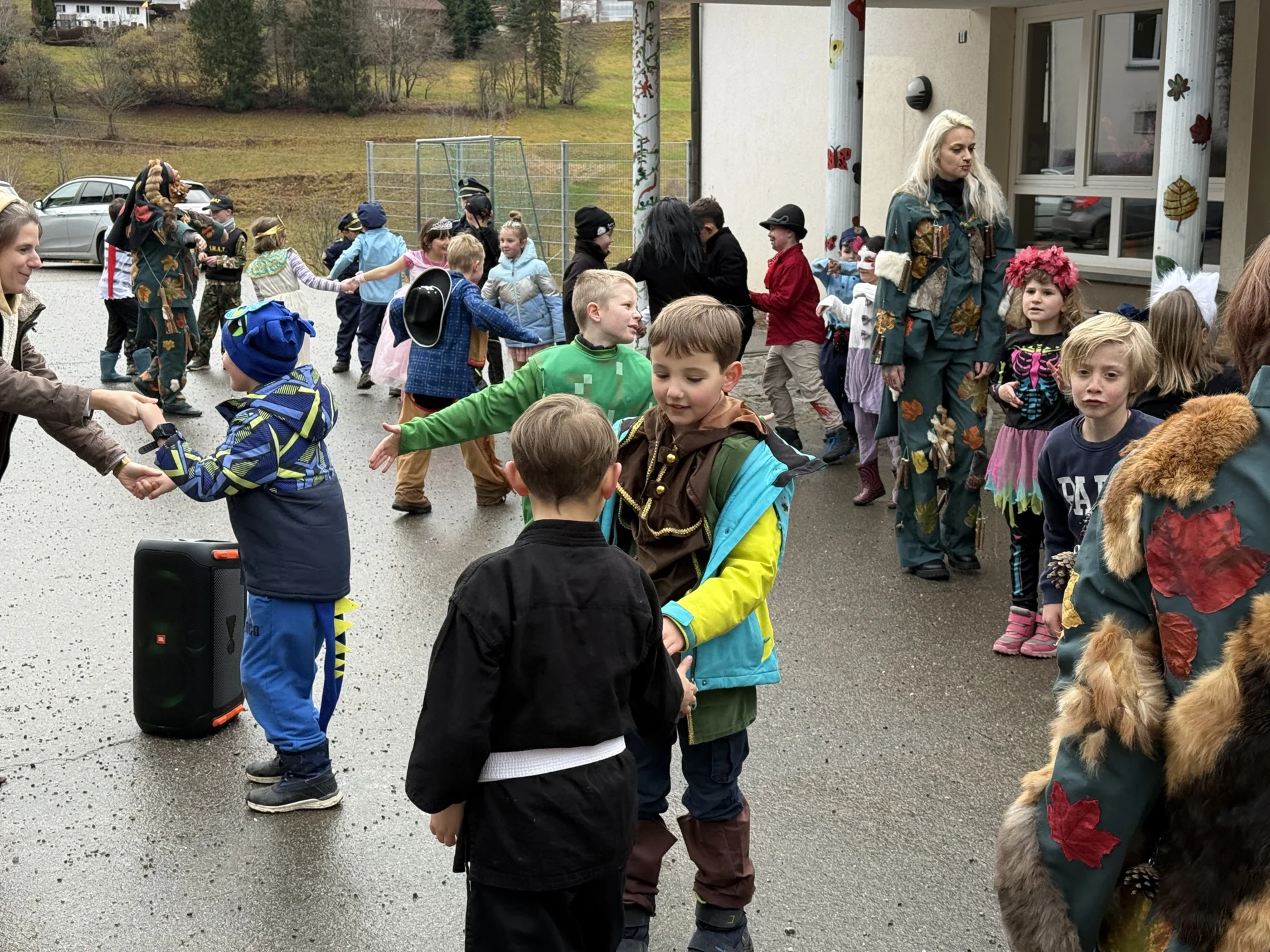 Foto der Galerie: Fasnacht in der Schule mit Grabedierer und Wälder Chnorzi
