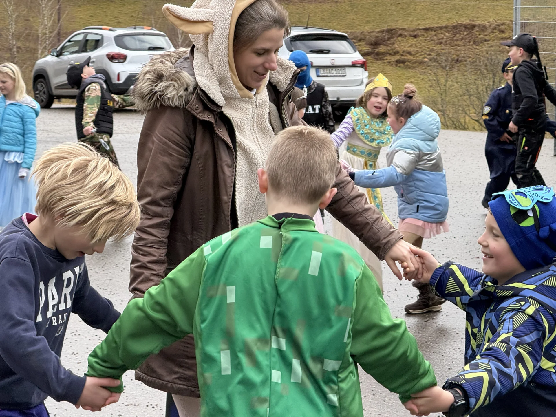 Foto der Galerie: Fasnacht in der Schule mit Grabedierer und Wälder Chnorzi