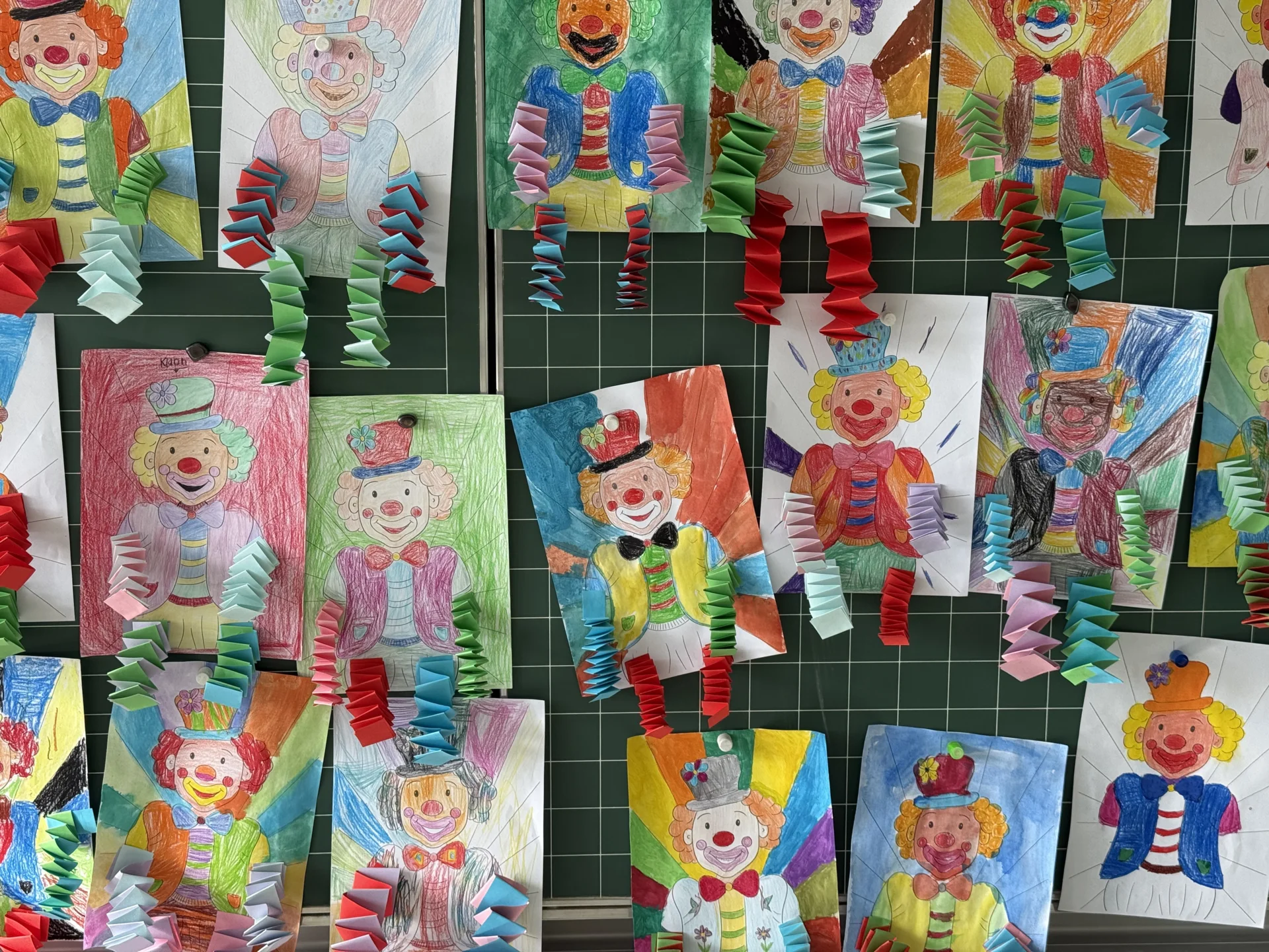 Zur Galerie: Fasnacht in der Schule mit Grabedierer und Wälder Chnorzi