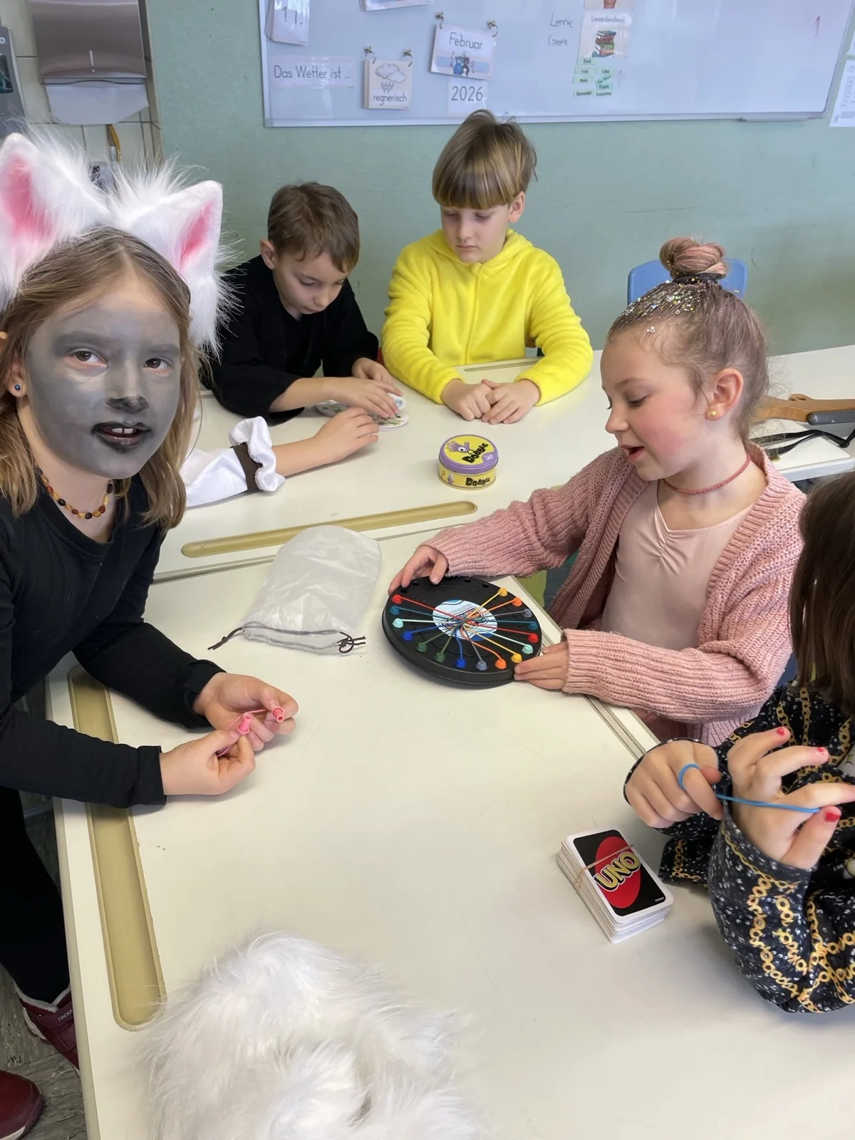 Foto der Galerie: Fasnacht in der Schule mit Grabedierer und Wälder Chnorzi