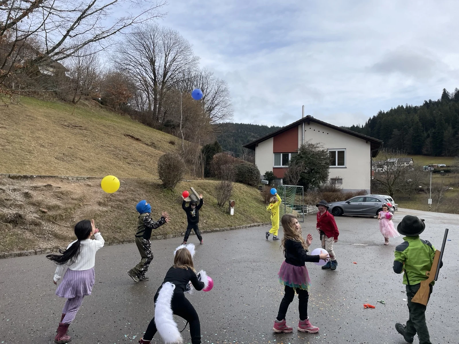 Foto der Galerie: Fasnacht in der Schule mit Grabedierer und Wälder Chnorzi