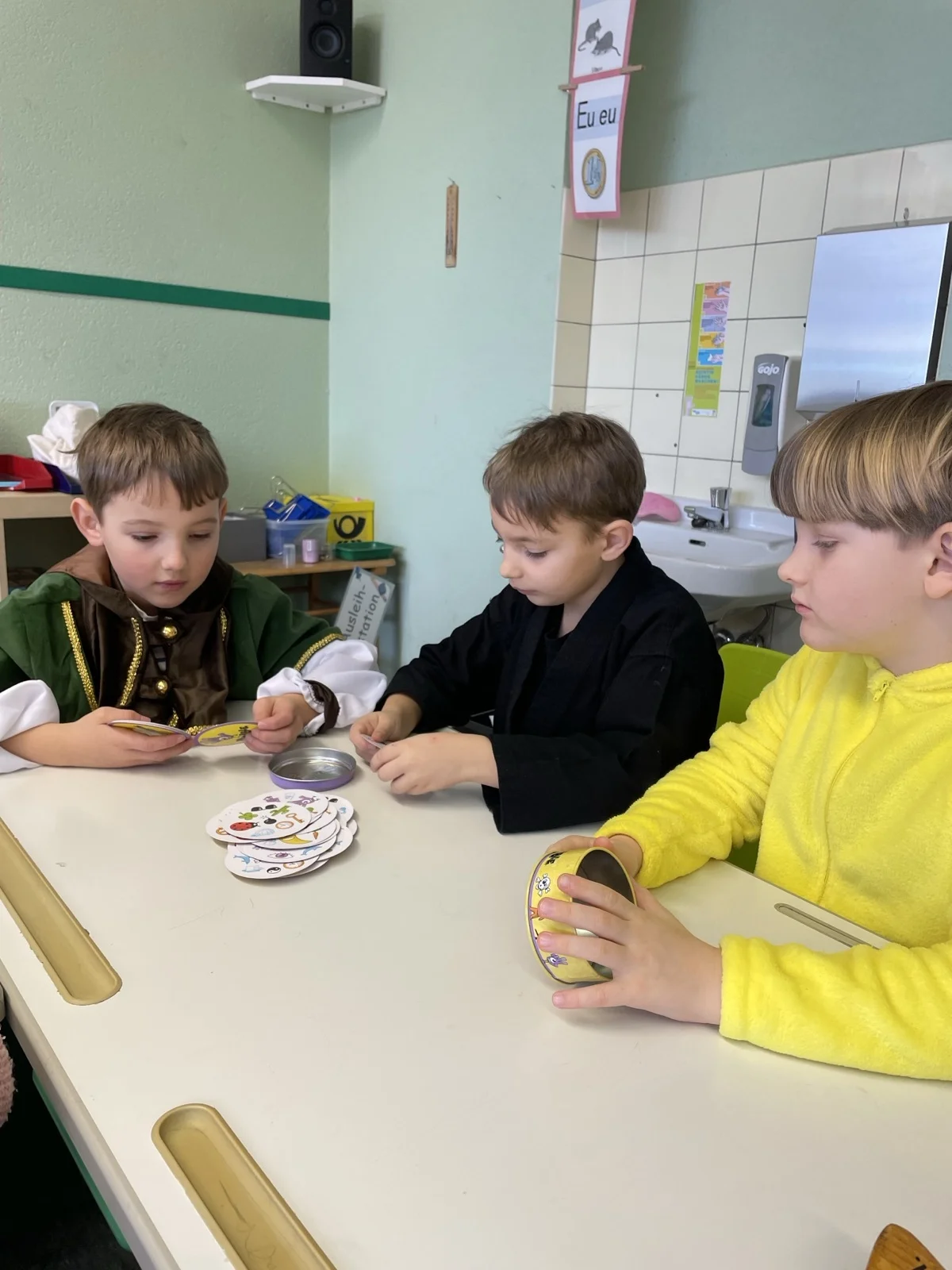 Foto der Galerie: Fasnacht in der Schule mit Grabedierer und Wälder Chnorzi