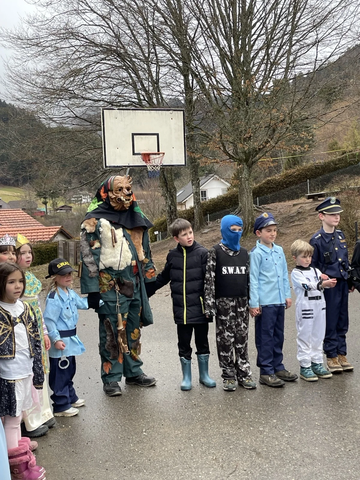 Foto der Galerie: Fasnacht in der Schule mit Grabedierer und Wälder Chnorzi