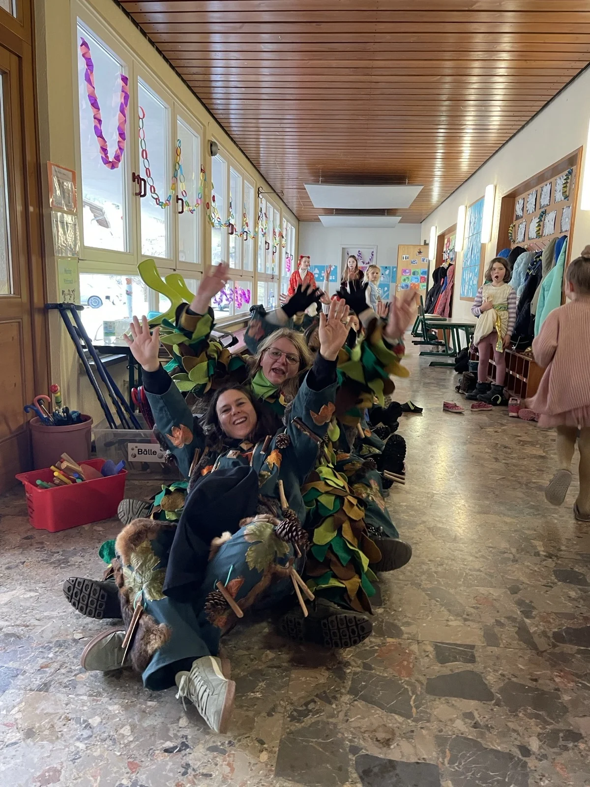 Foto der Galerie: Fasnacht in der Schule mit Grabedierer und Wälder Chnorzi