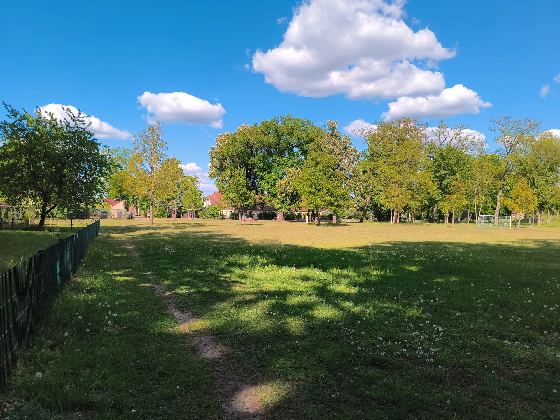 Blick aus dem Gutspark  (Bild vergr&ouml;&szlig;ern)