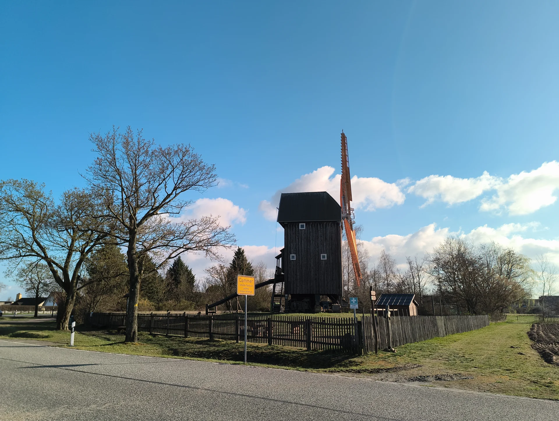 Bockwindm&uuml;hle Seitenansicht am Ortseingang Cammer  (Bild vergr&ouml;&szlig;ern)