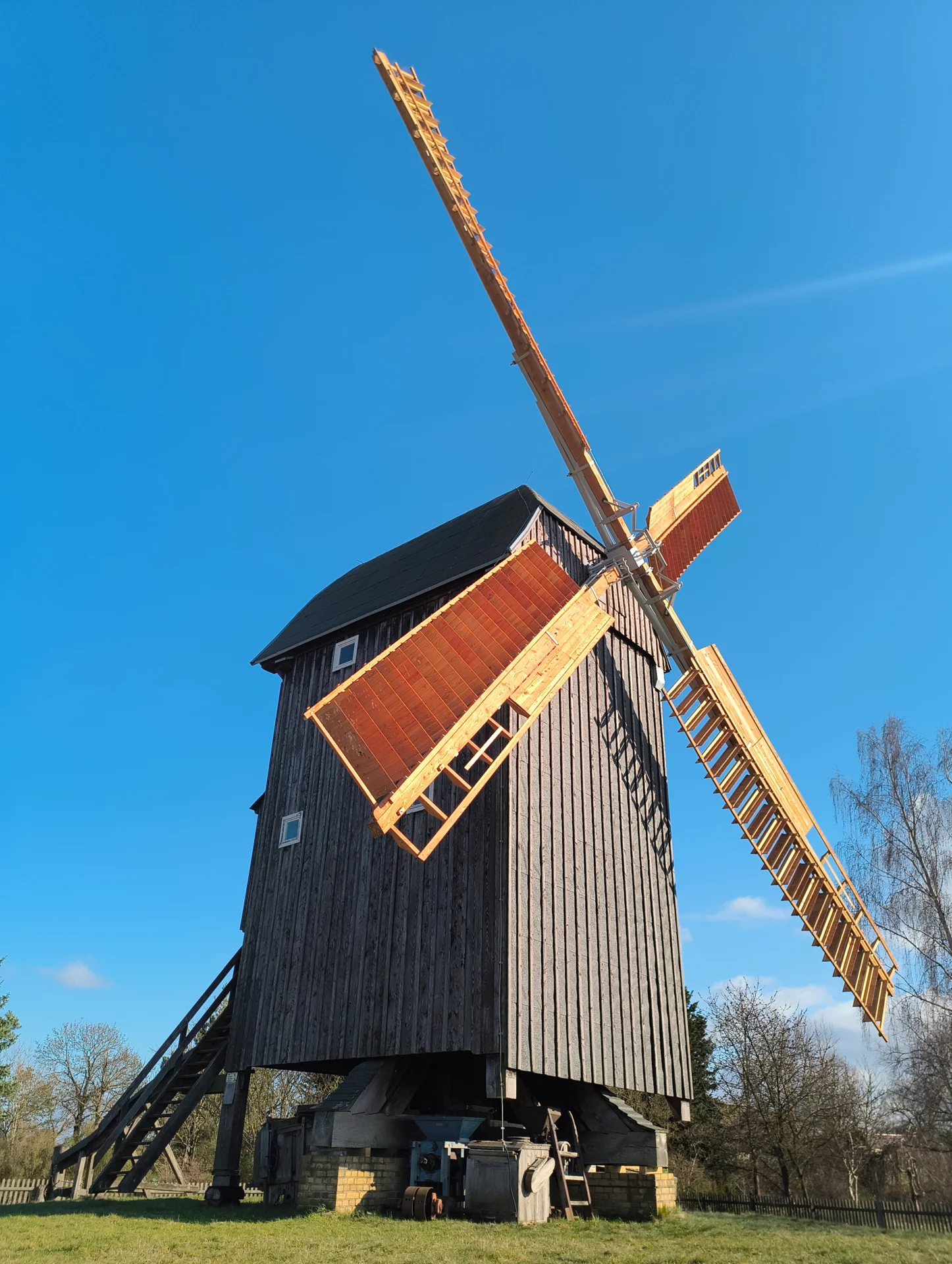 Bockwindm&uuml;hle nach Fl&uuml;gelrestauration mit Blickrichtung S&uuml;d  (Bild vergr&ouml;&szlig;ern)