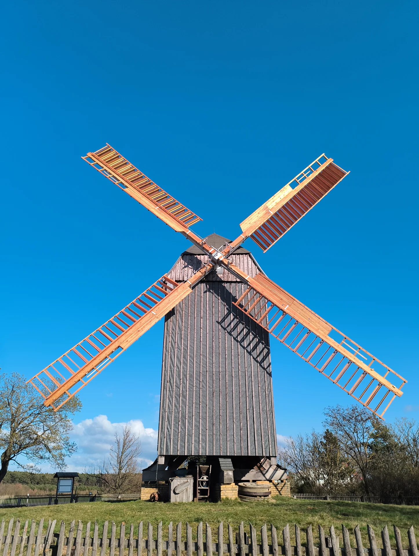 Bockwindm&uuml;hle mit neuen, l&auml;ngeren Fl&uuml;geln  (Bild vergr&ouml;&szlig;ern)