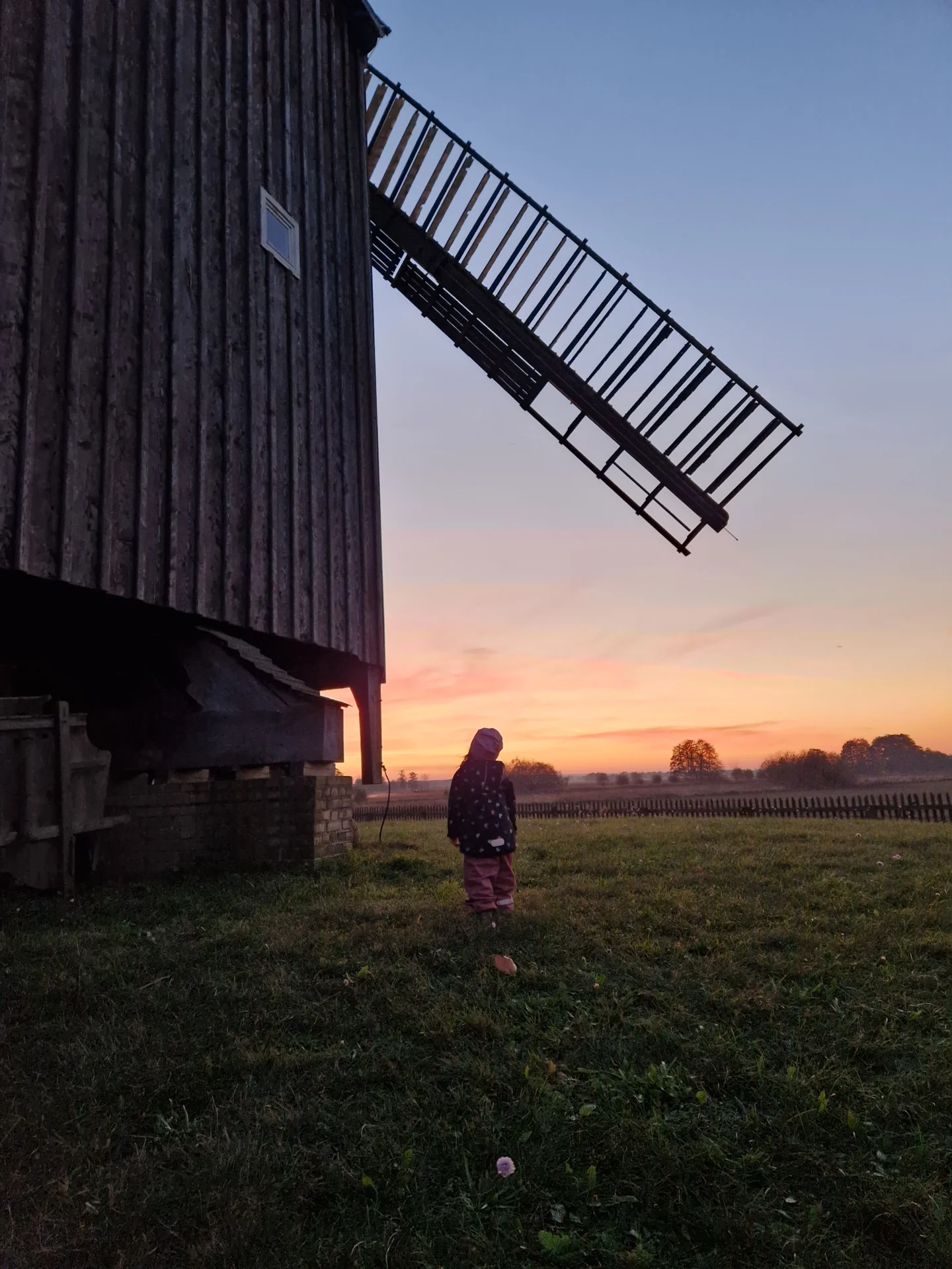 Bockwindm&uuml;hle und Kleinkind  (Bild vergr&ouml;&szlig;ern)