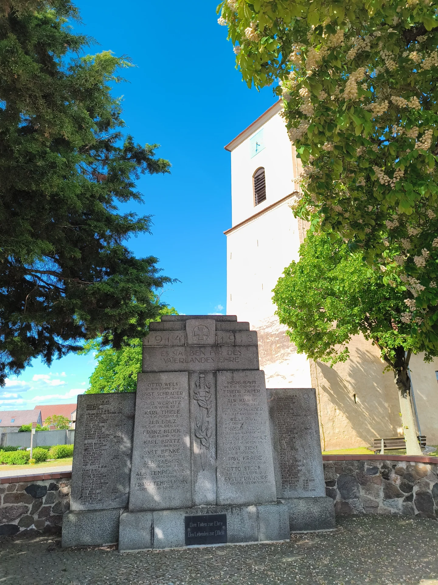 Gefallenendenkmal und Dorfkirche  (Bild vergr&ouml;&szlig;ern)