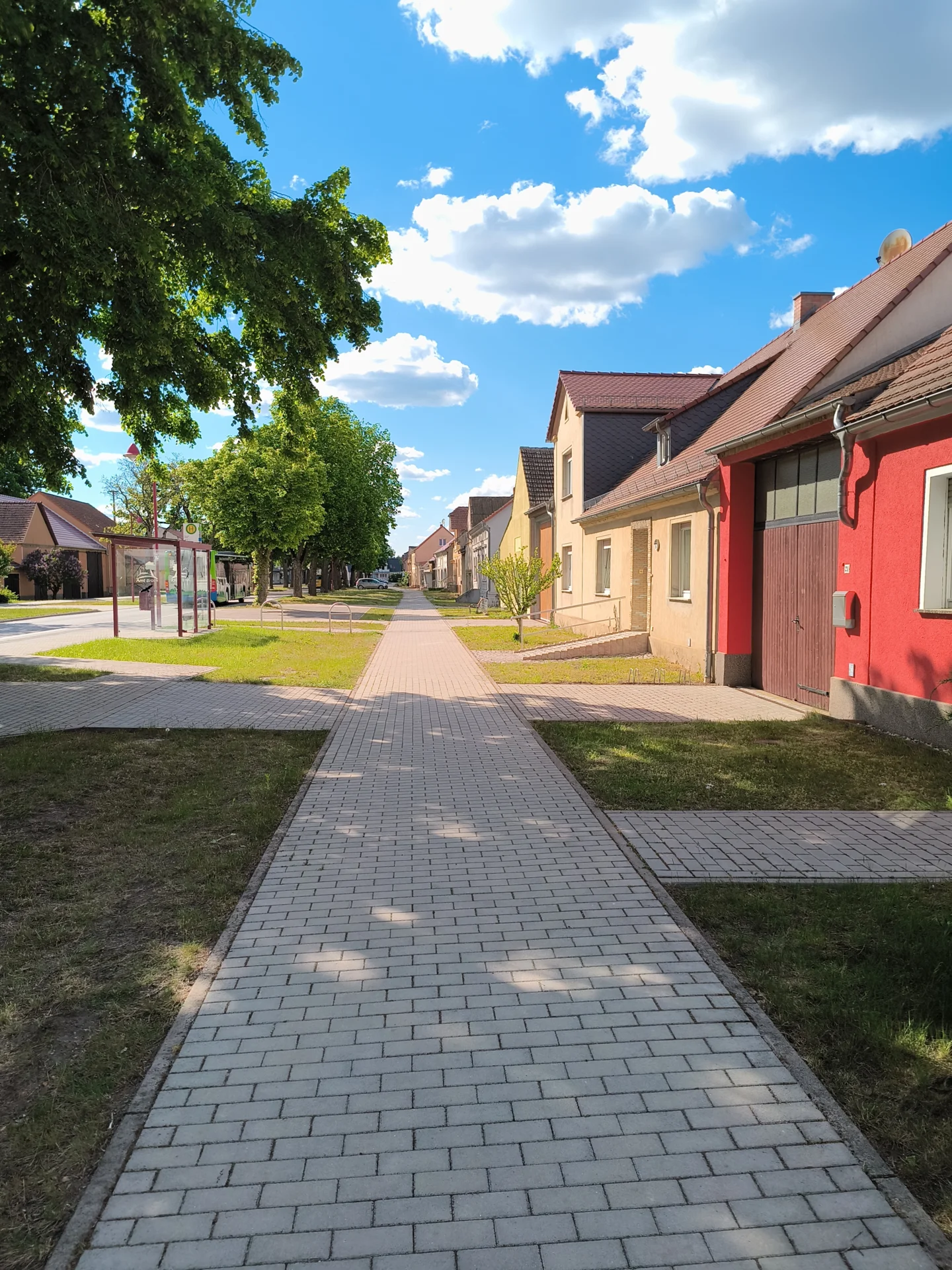 Hauptstra&szlig;e in nordwestlicher Blickrichtung  (Bild vergr&ouml;&szlig;ern)