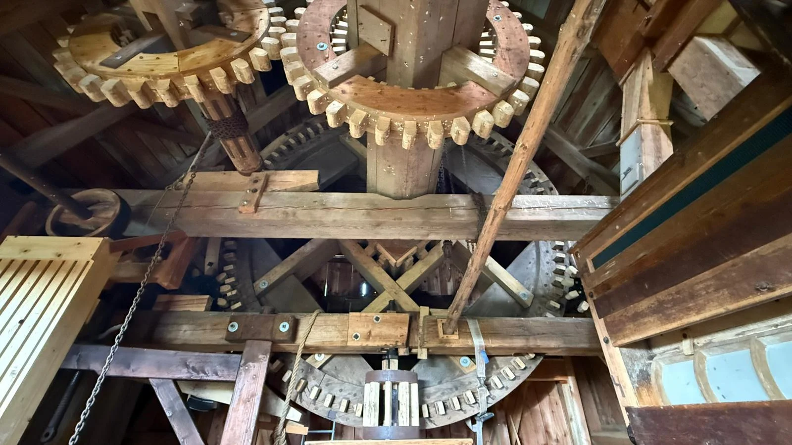 Blick auf das Getriebe der M&uuml;hle  (Bild vergr&ouml;&szlig;ern)