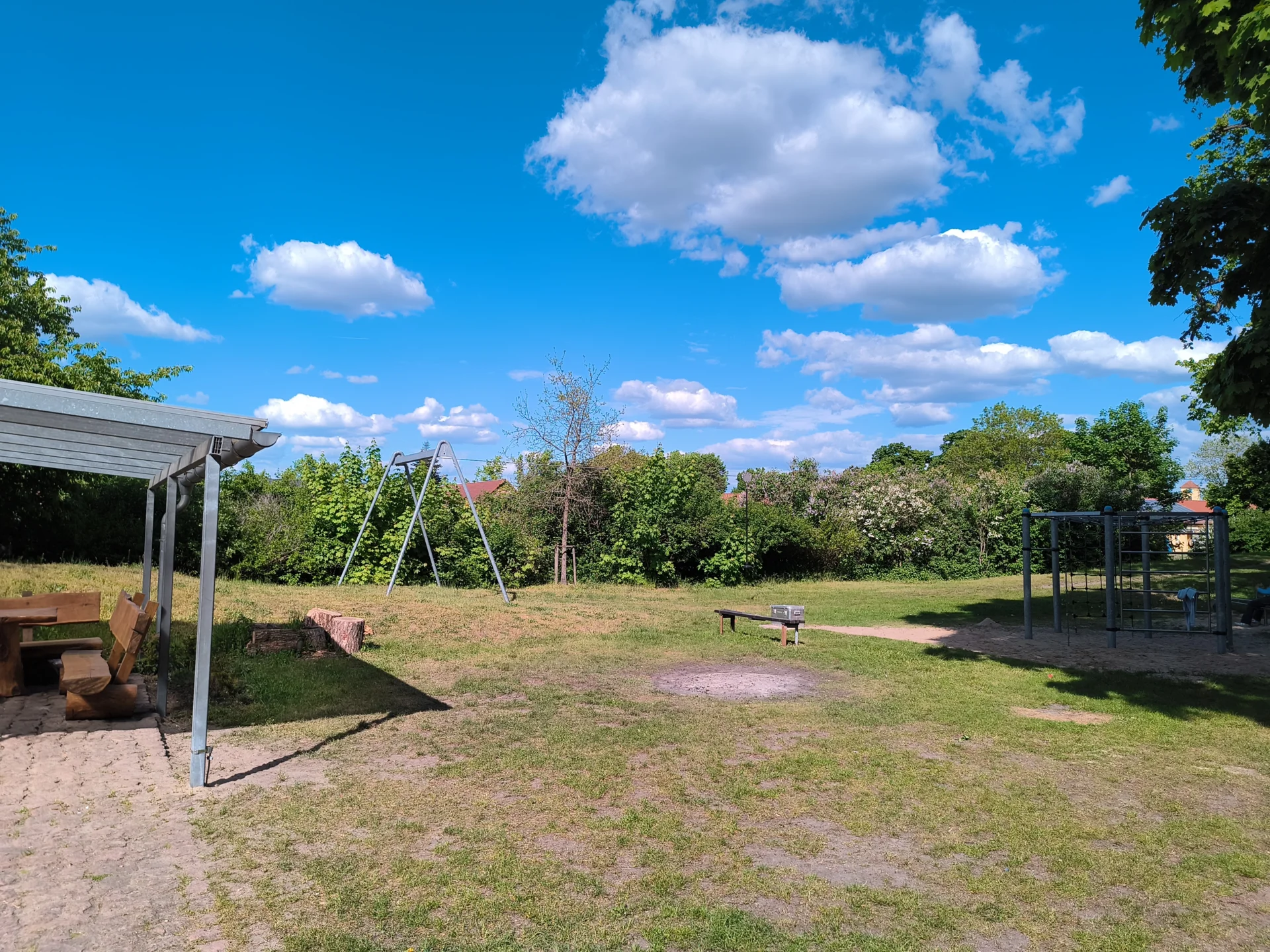 Seilbahn und Spielplatz  (Bild vergr&ouml;&szlig;ern)