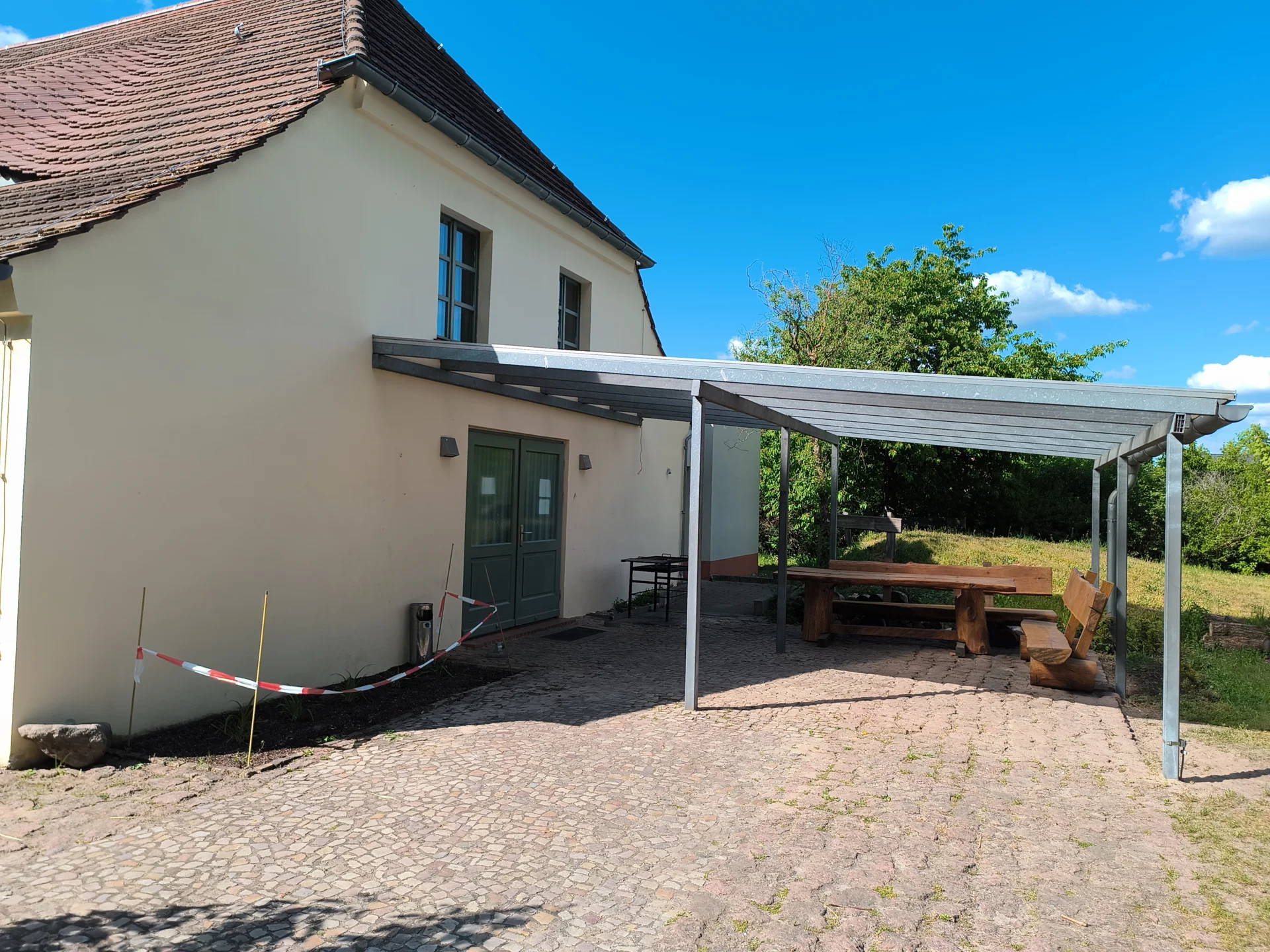 Zugang und &Uuml;berdachung am Jugendclub  (Bild vergr&ouml;&szlig;ern)