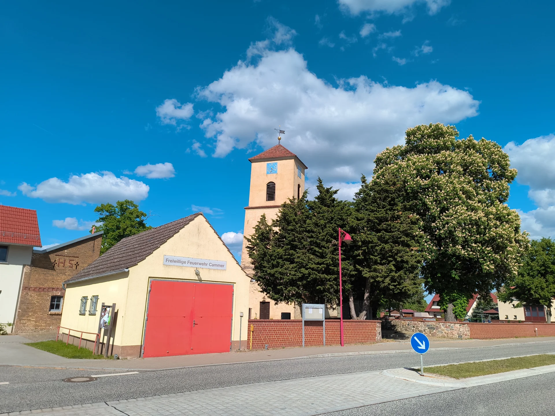 altes Feuerwehrhaus und Dorfkirche  (Bild vergr&ouml;&szlig;ern)