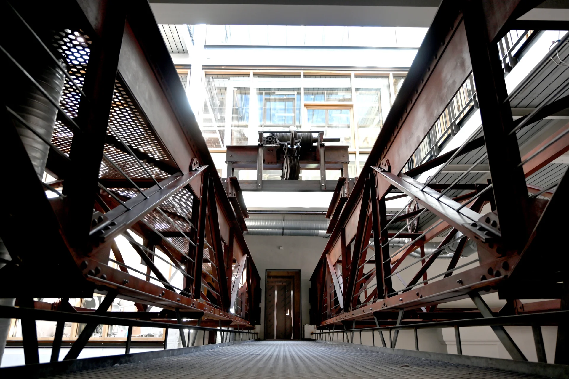 Br&uuml;cke &uuml;ber Atrium  (Bild vergr&ouml;&szlig;ern)