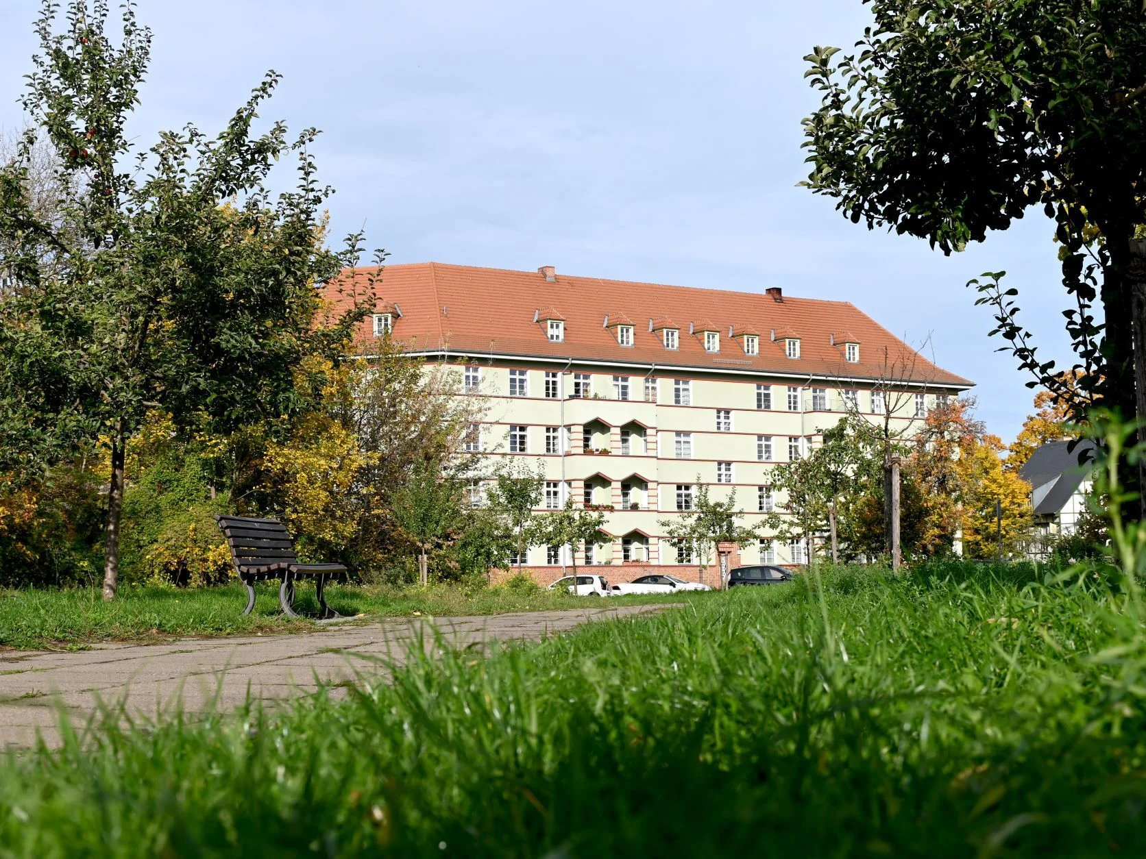 Geb&auml;ude  (Bild vergr&ouml;&szlig;ern)