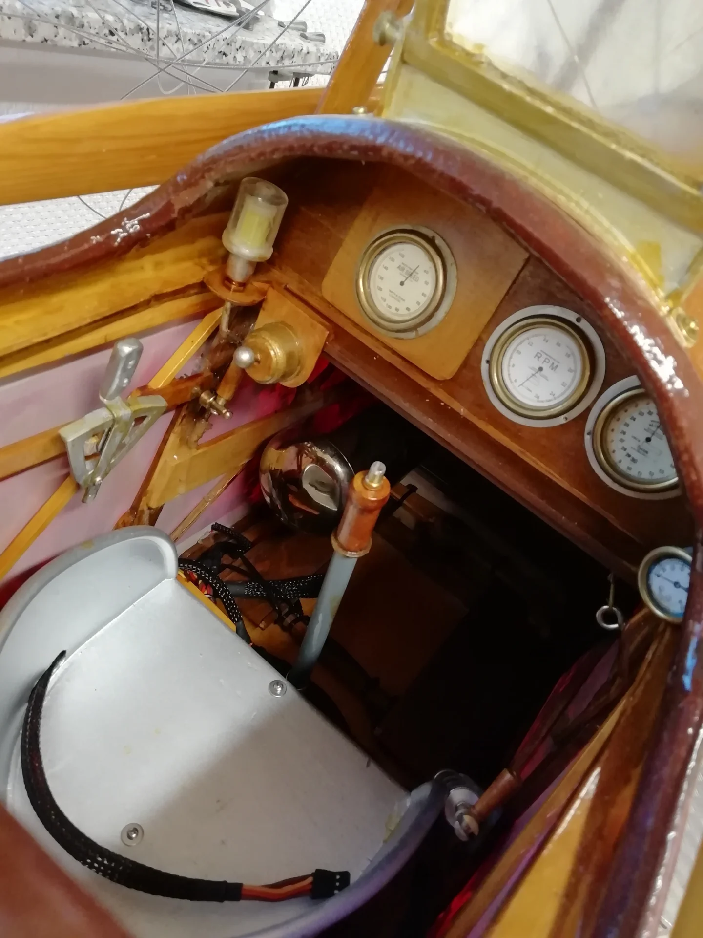 Der Pilot kann zumindest wieder Platz nehmen  (Bild vergr&ouml;&szlig;ern)