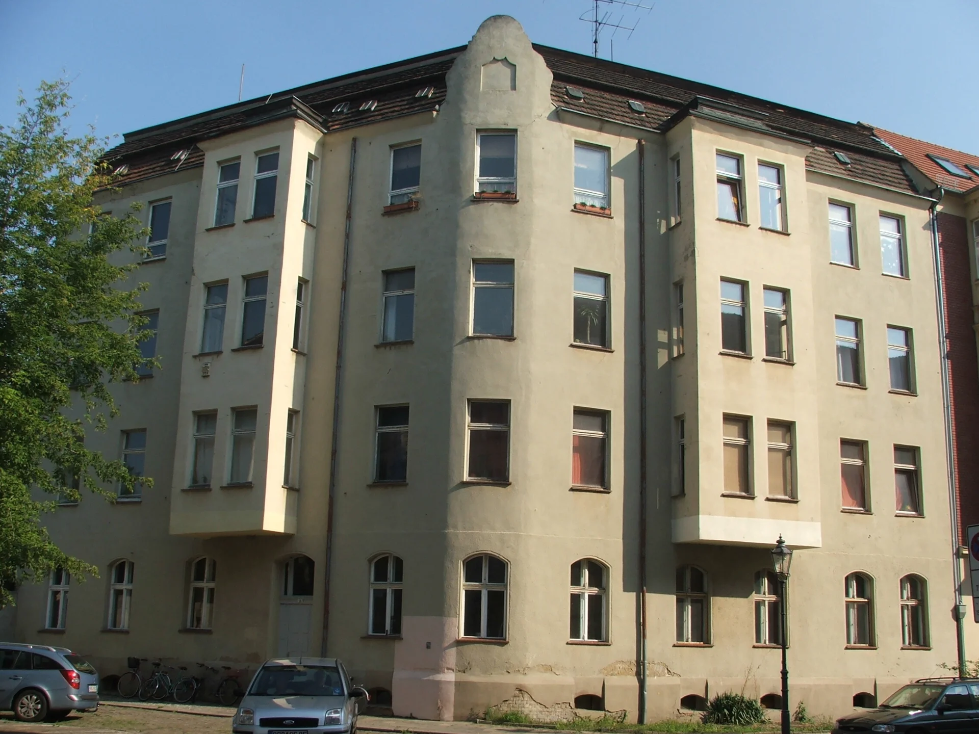 Geb&auml;ude vor Sanierung  (Bild vergr&ouml;&szlig;ern)