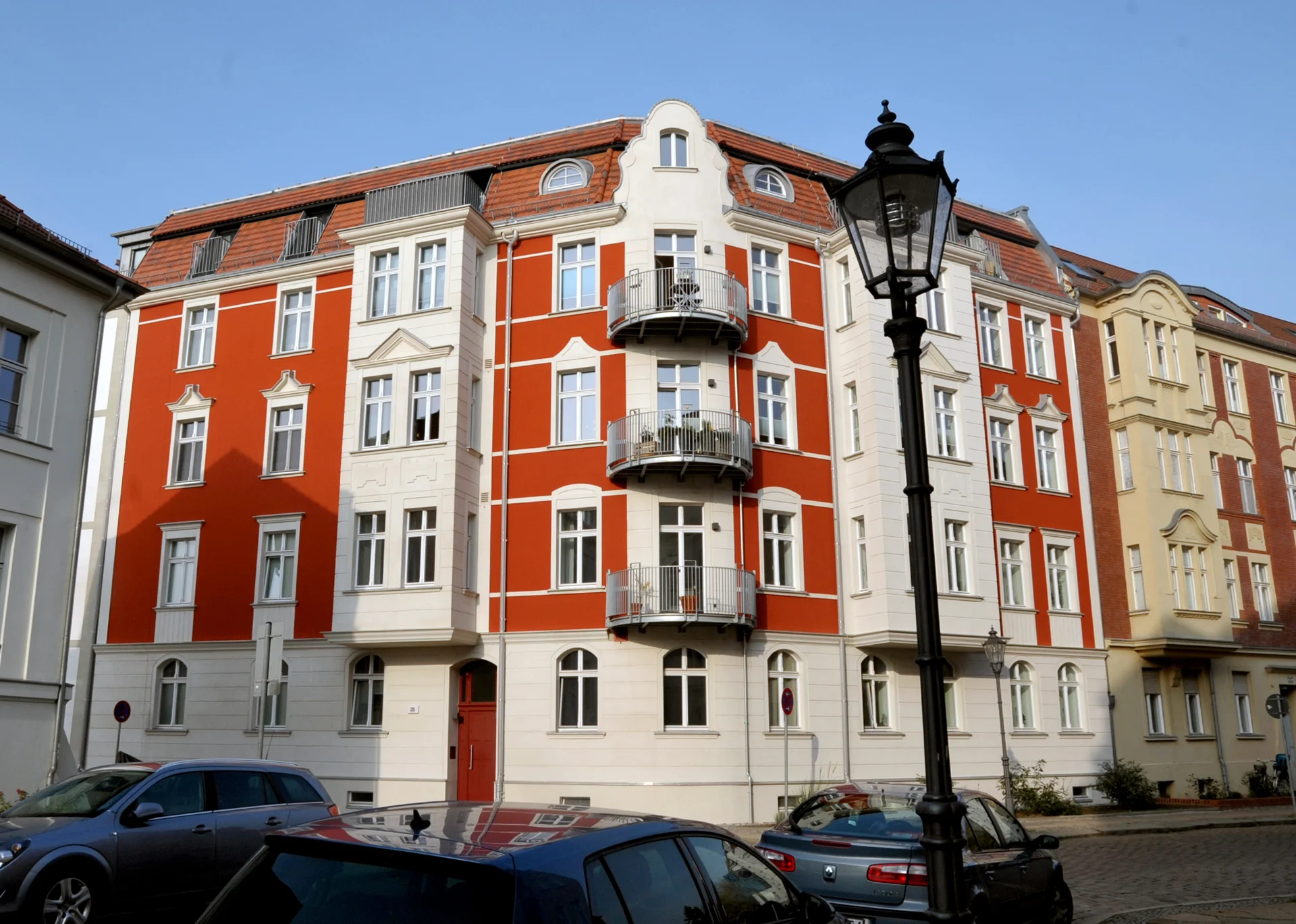 Fassade Strassenseite  (Bild vergr&ouml;&szlig;ern)