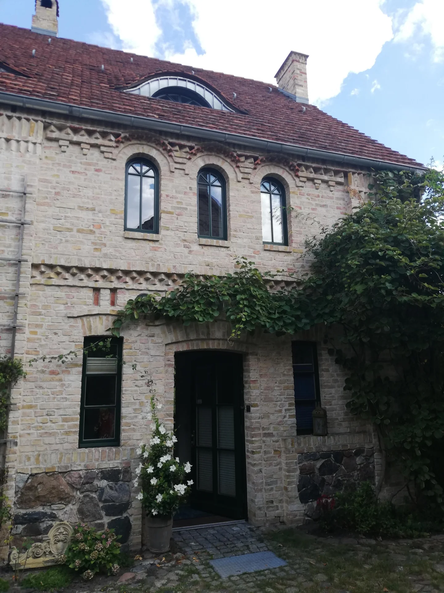 Innenhof  (Bild vergr&ouml;&szlig;ern)